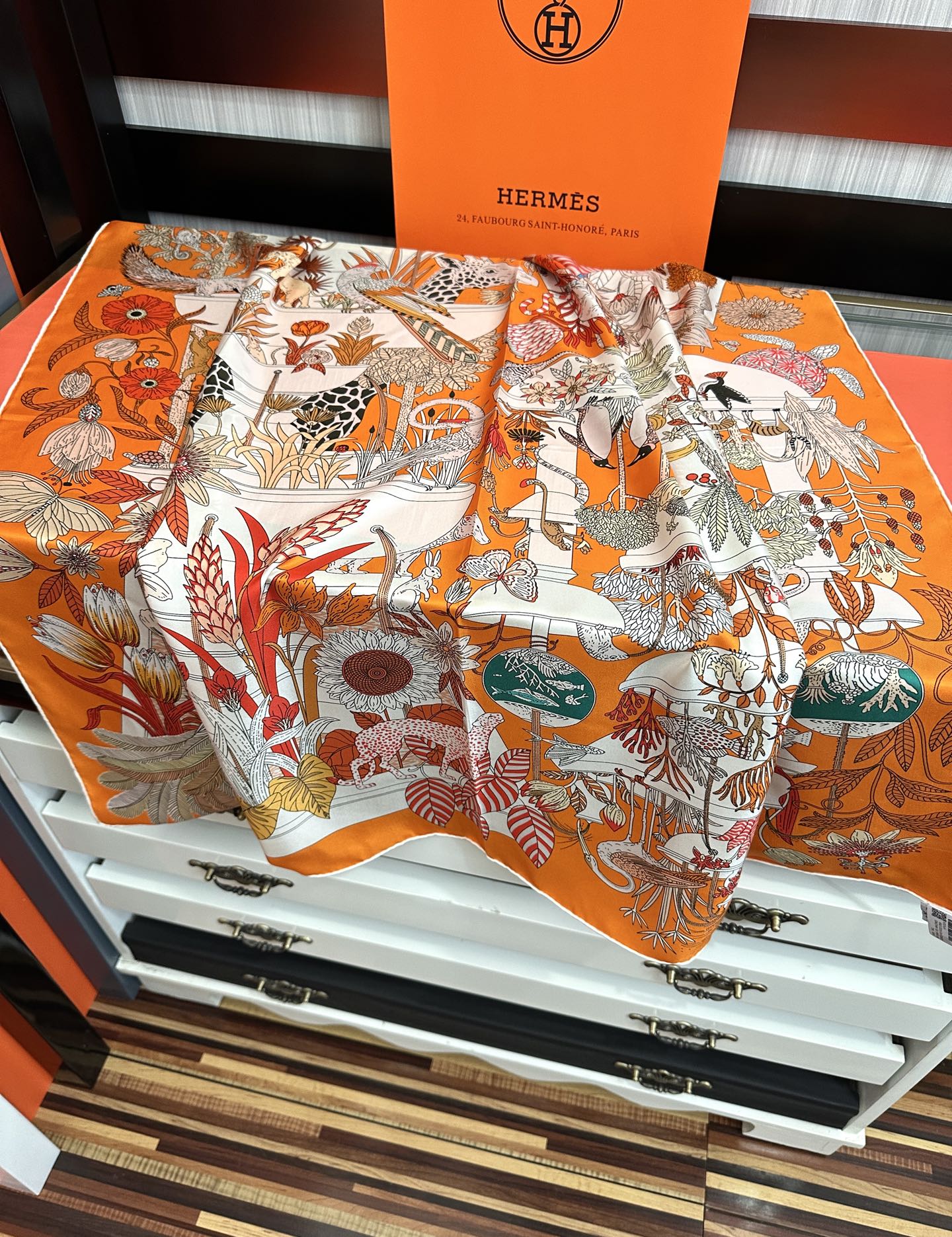 高版本。HERMES 2026【珍奇乐园】[太阳]精致卷边[嘴唇]品质感很显好[得意]好搭到上瘾的丝巾[