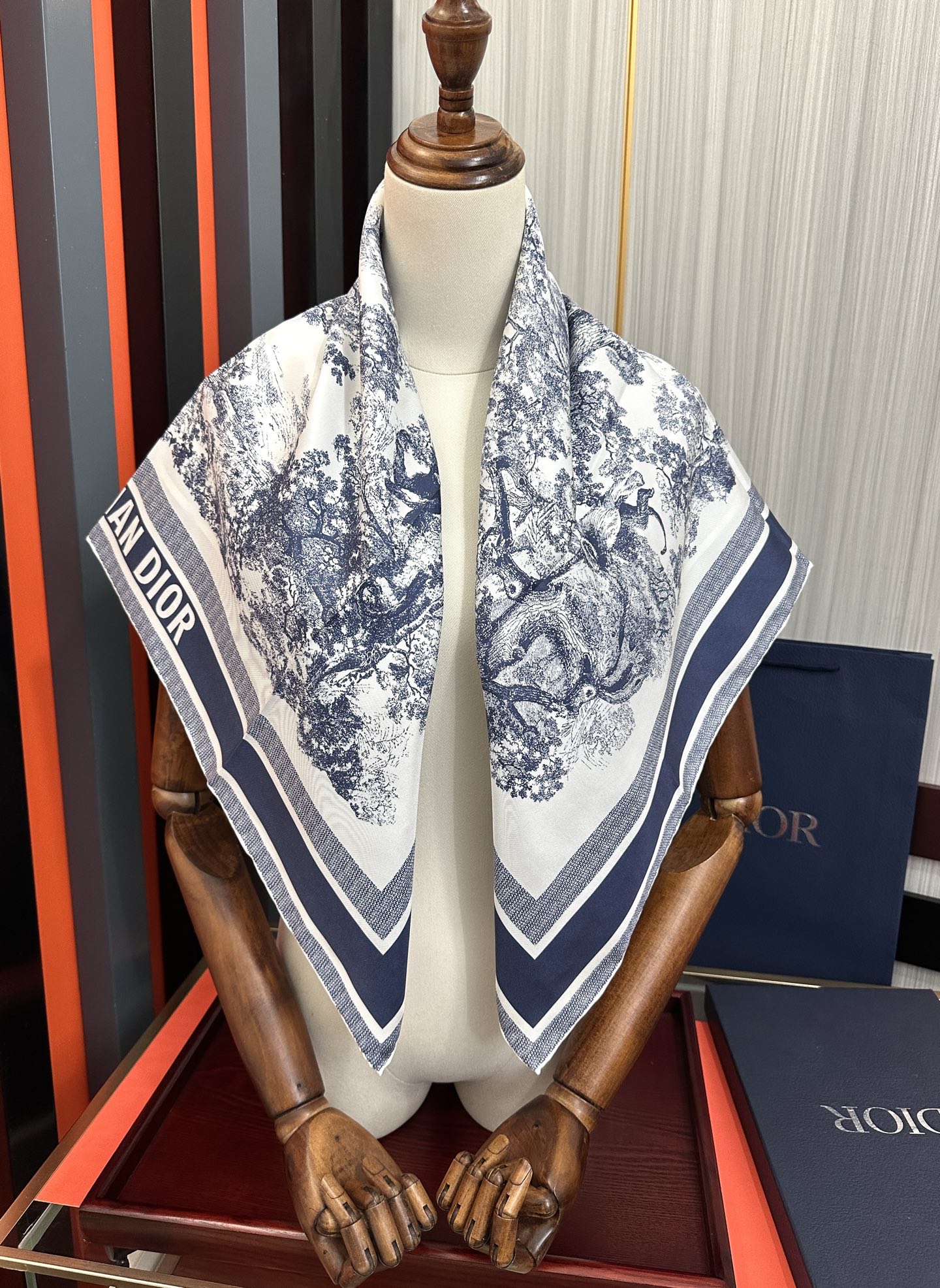 。Dior 印花方巾 2026【18姆米双面同色】[庆祝]Sauvage 茹伊印花这款方巾以经典的 Sa
