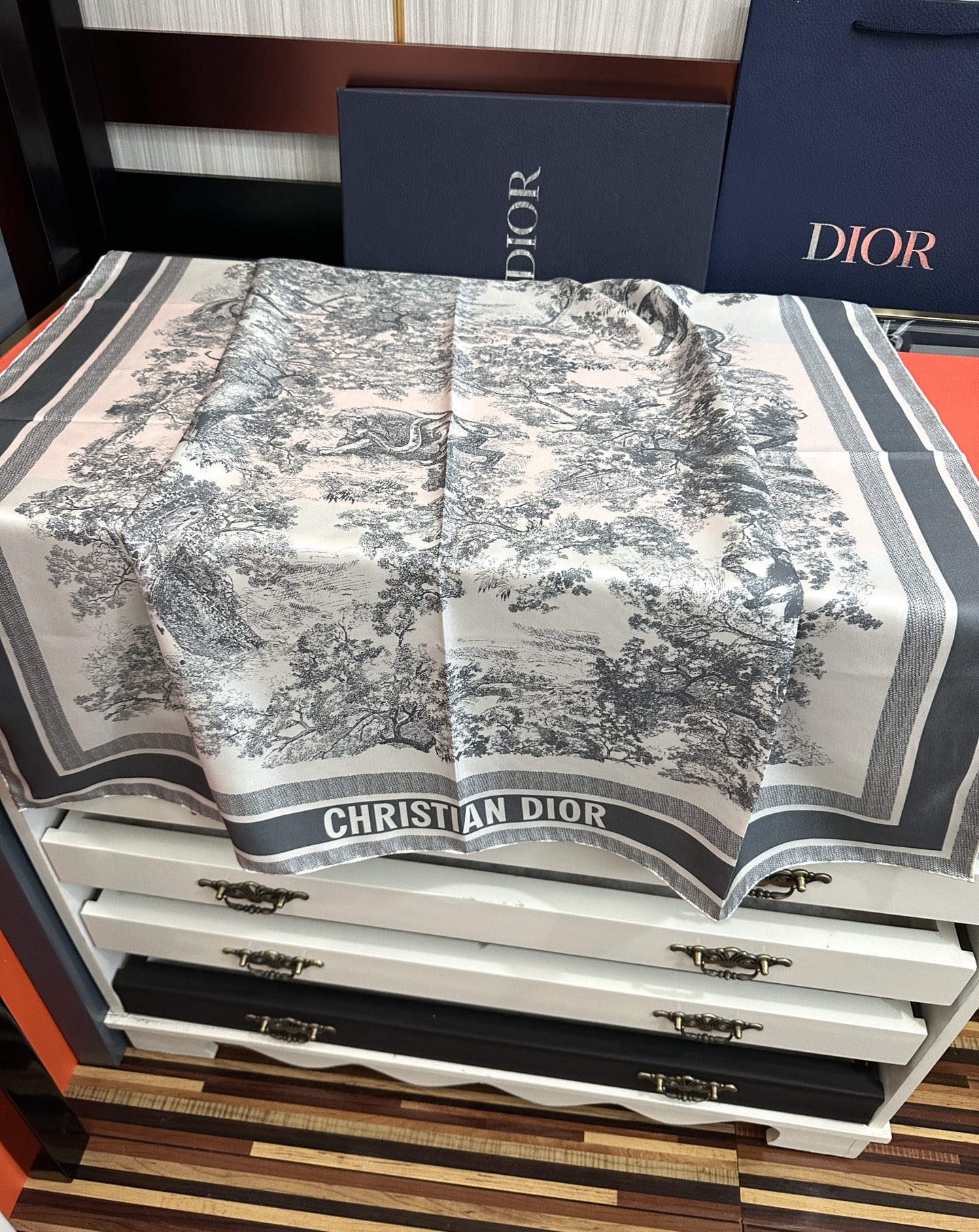 。Dior 印花方巾 2026【18姆米双面同色】[庆祝]Sauvage 茹伊印花这款方巾以经典的 Sa