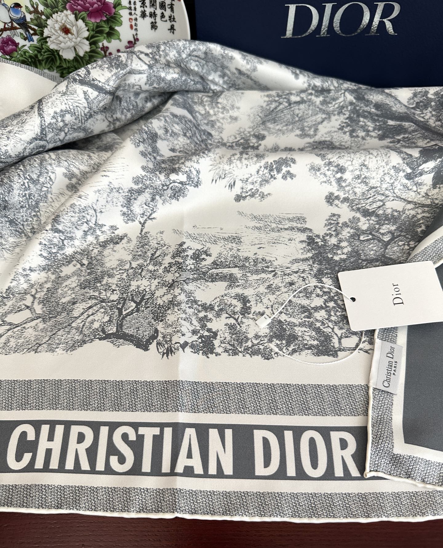 。Dior 印花方巾 2026【18姆米双面同色】[庆祝]Sauvage 茹伊印花这款方巾以经典的 Sa