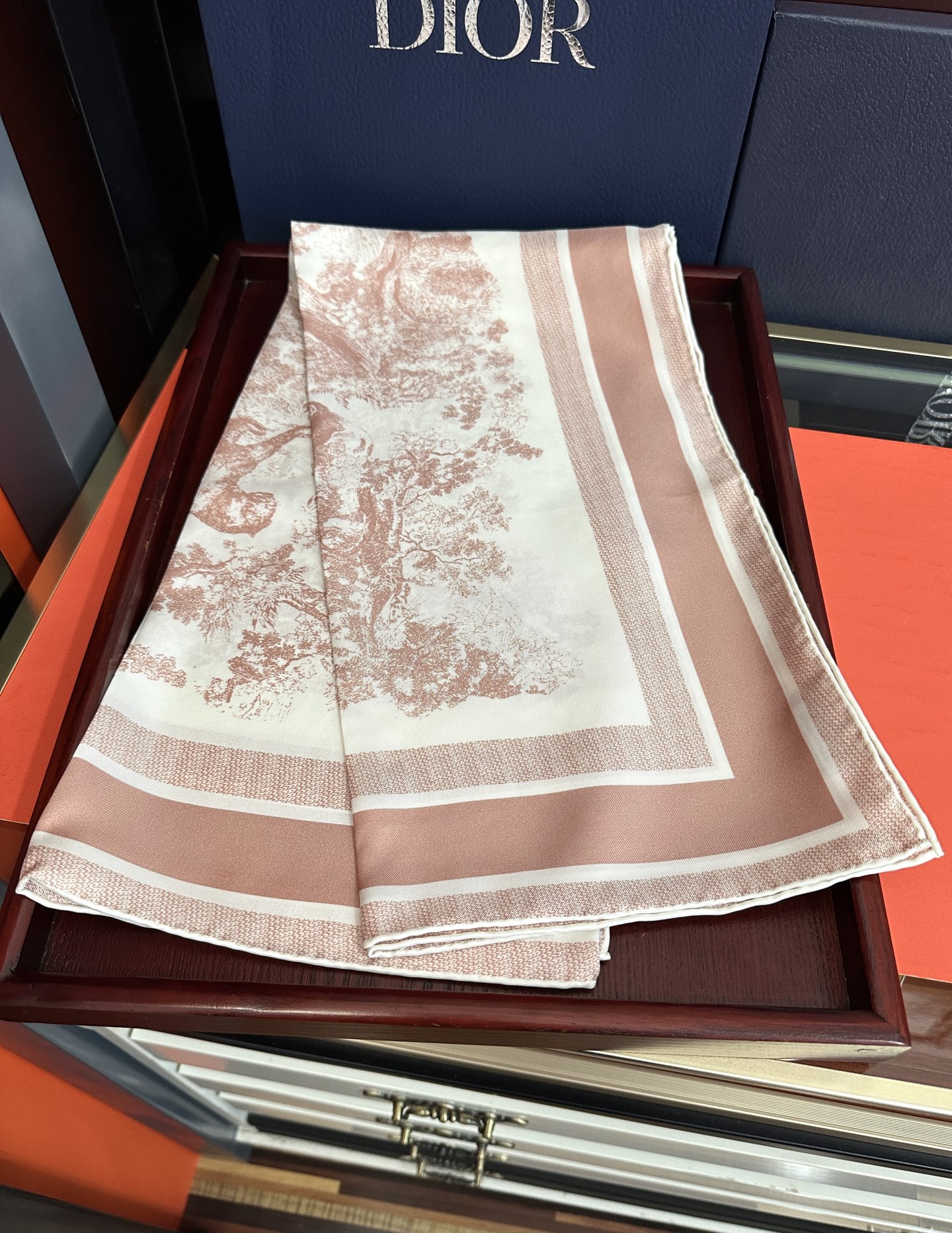 。Dior 印花方巾 2026【18姆米双面同色】[庆祝]Sauvage 茹伊印花这款方巾以经典的 Sa