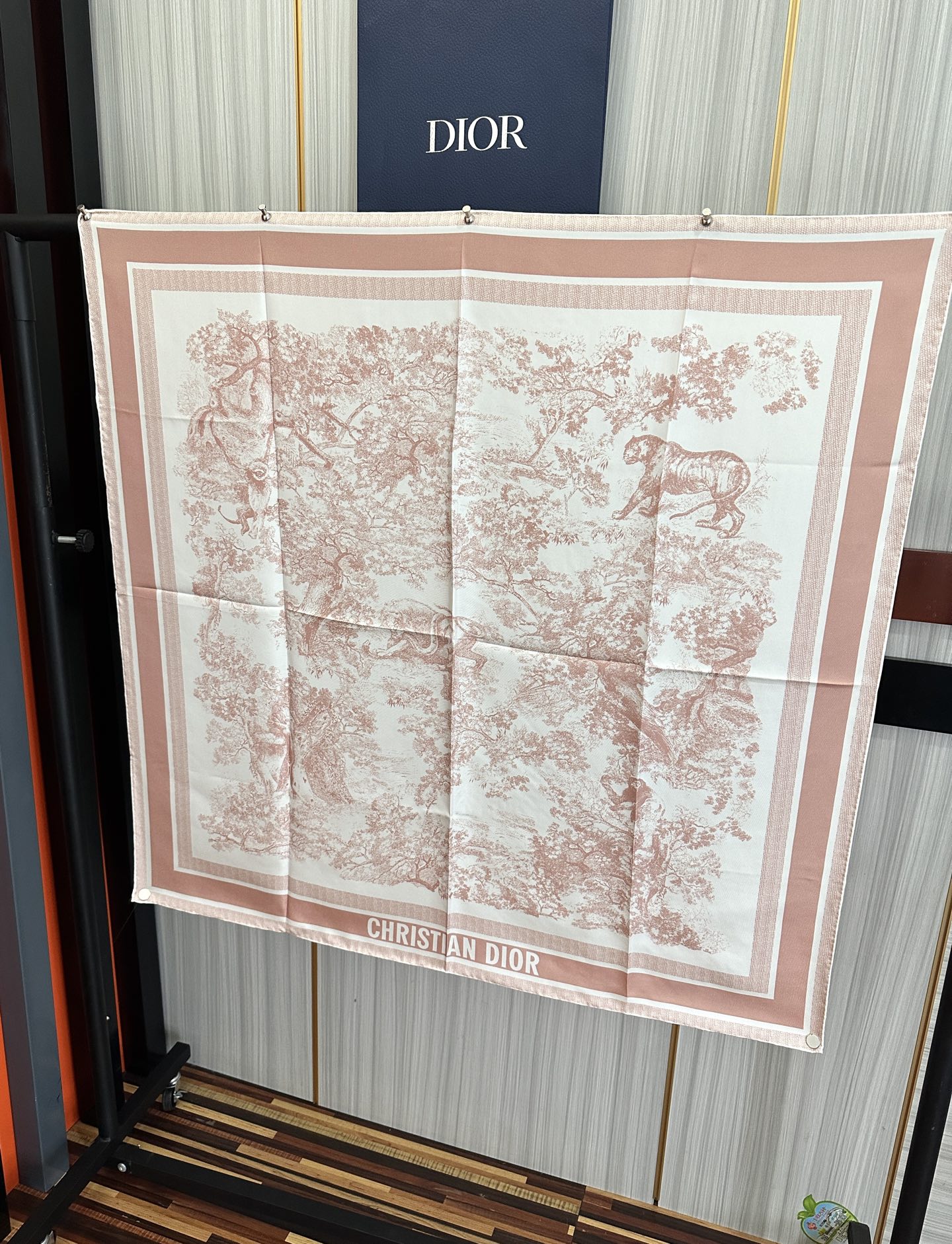 。Dior 印花方巾 2026【18姆米双面同色】[庆祝]Sauvage 茹伊印花这款方巾以经典的 Sa