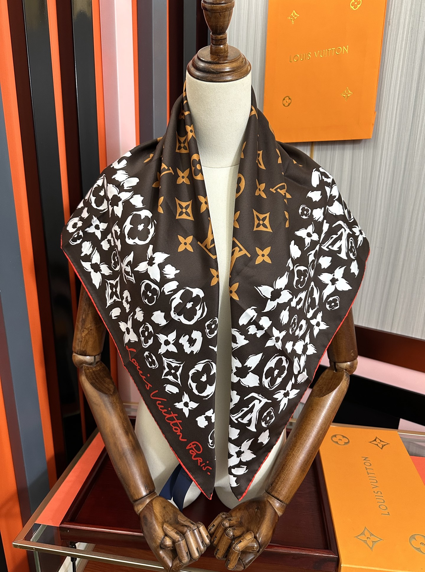 。2011新款 高版本L V   ZG同步双面同色[庆祝]“L家”90藏方巾通过别致的经典色彩向原创设计