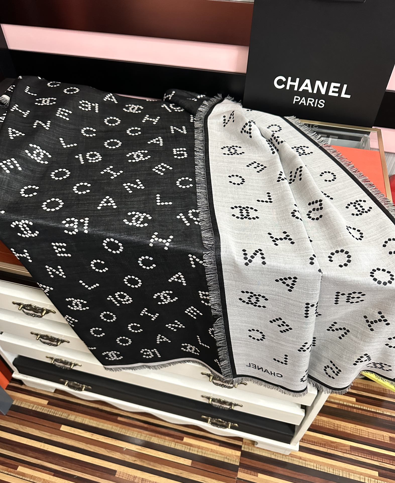 高版本  顶级品质 香奈儿❤️珍珠logo经典茶花优雅Coco风[礼物]Chanel最新丝绒大方巾~气质
