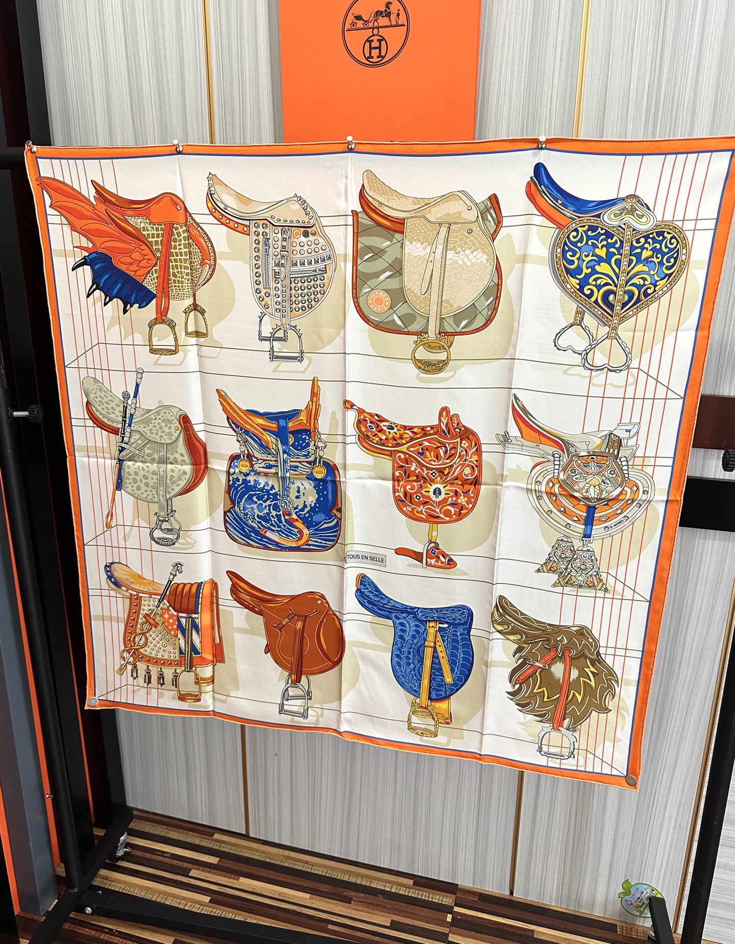 。2011HERMES 【鞍上世界】[太阳]精致卷边[嘴唇]太美了品质感很显好[得意]好搭到上瘾的丝巾[