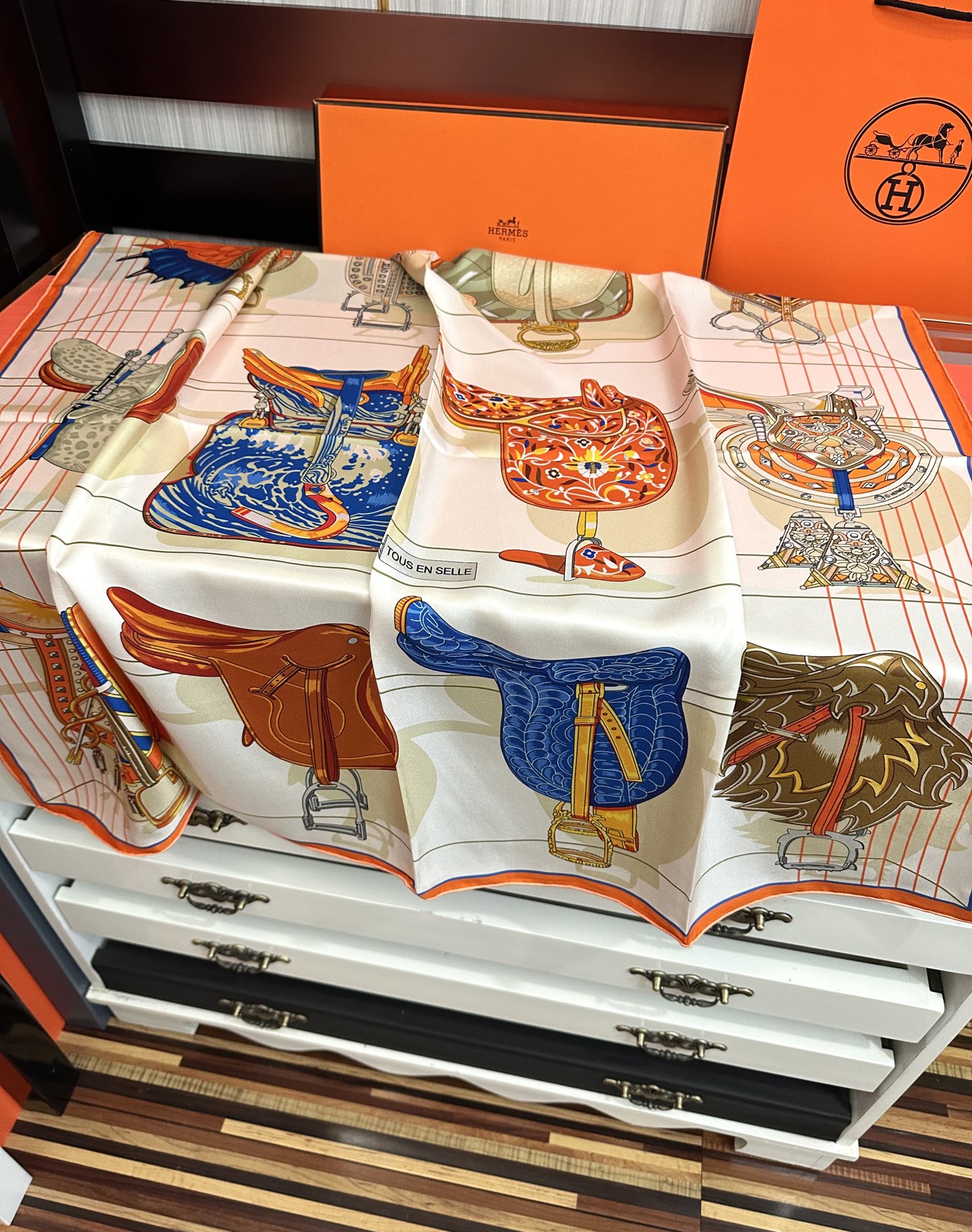 。2011HERMES 【鞍上世界】[太阳]精致卷边[嘴唇]太美了品质感很显好[得意]好搭到上瘾的丝巾[