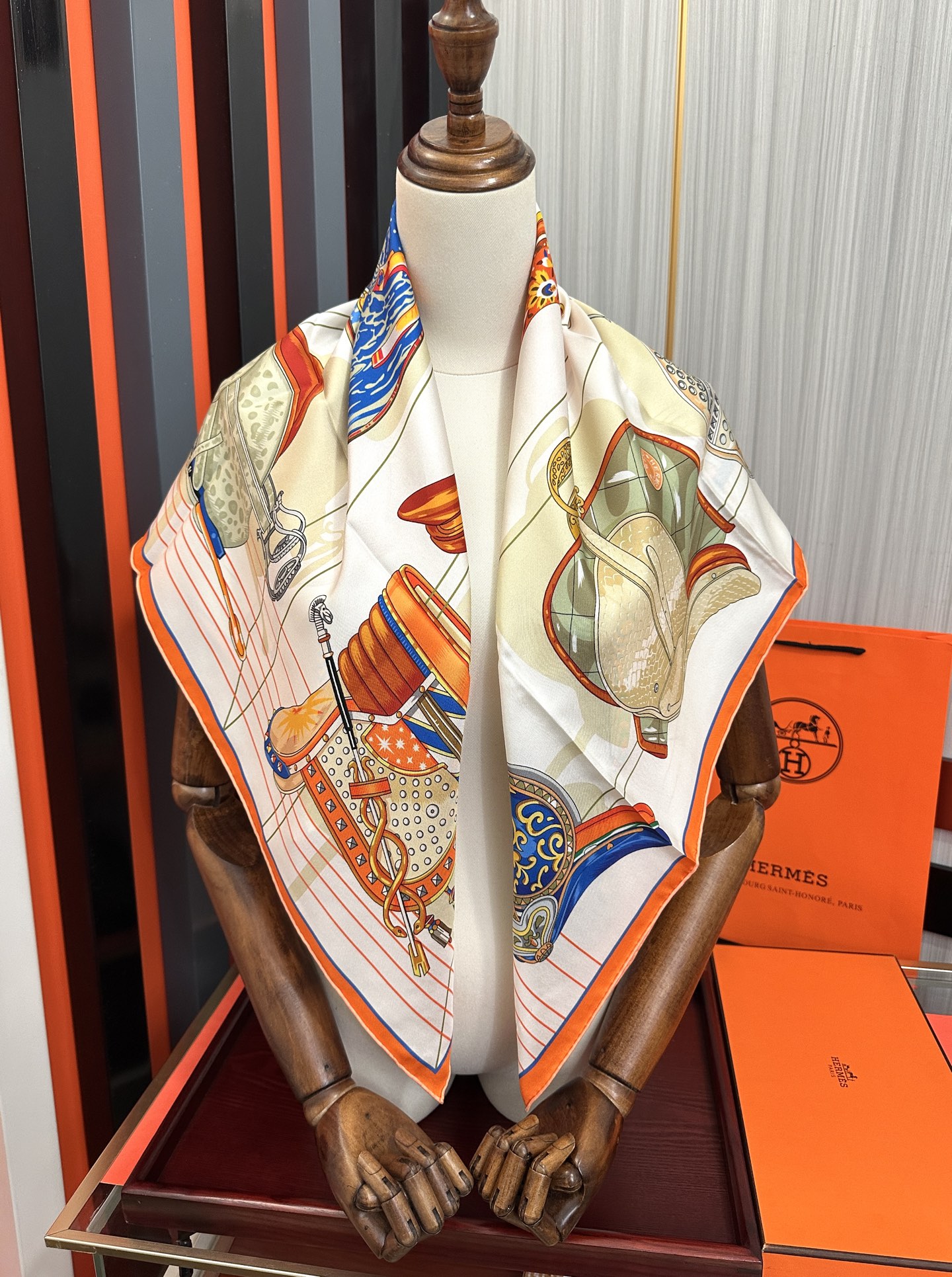 。2011HERMES 【鞍上世界】[太阳]精致卷边[嘴唇]太美了品质感很显好[得意]好搭到上瘾的丝巾[