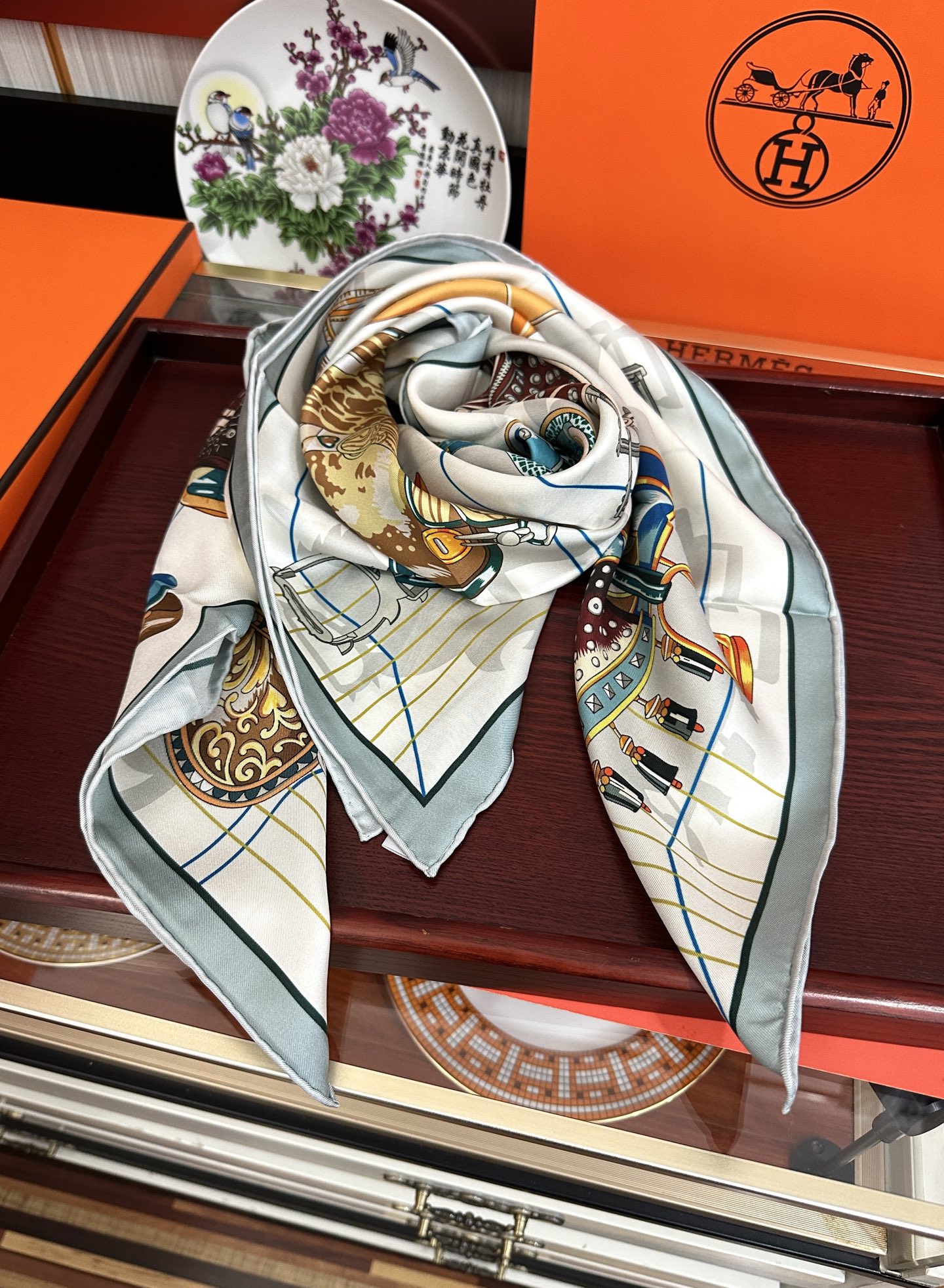 。2011HERMES 【鞍上世界】[太阳]精致卷边[嘴唇]太美了品质感很显好[得意]好搭到上瘾的丝巾[