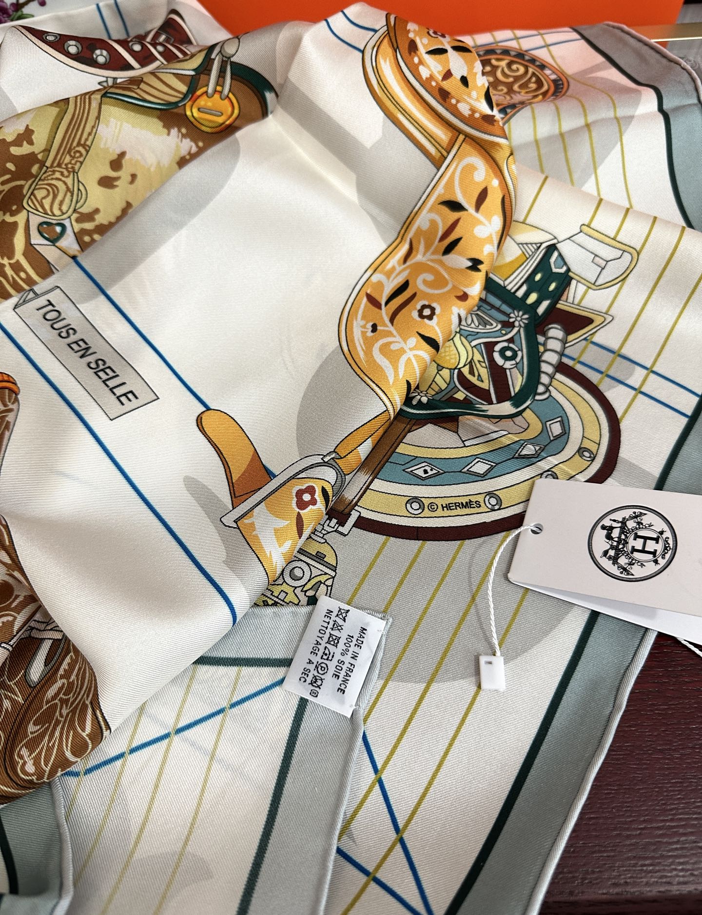 。2011HERMES 【鞍上世界】[太阳]精致卷边[嘴唇]太美了品质感很显好[得意]好搭到上瘾的丝巾[
