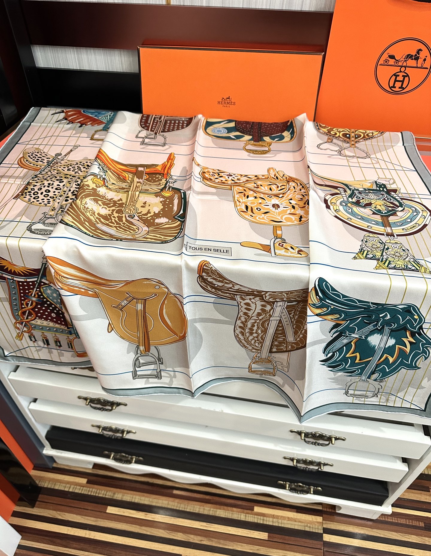 。2011HERMES 【鞍上世界】[太阳]精致卷边[嘴唇]太美了品质感很显好[得意]好搭到上瘾的丝巾[