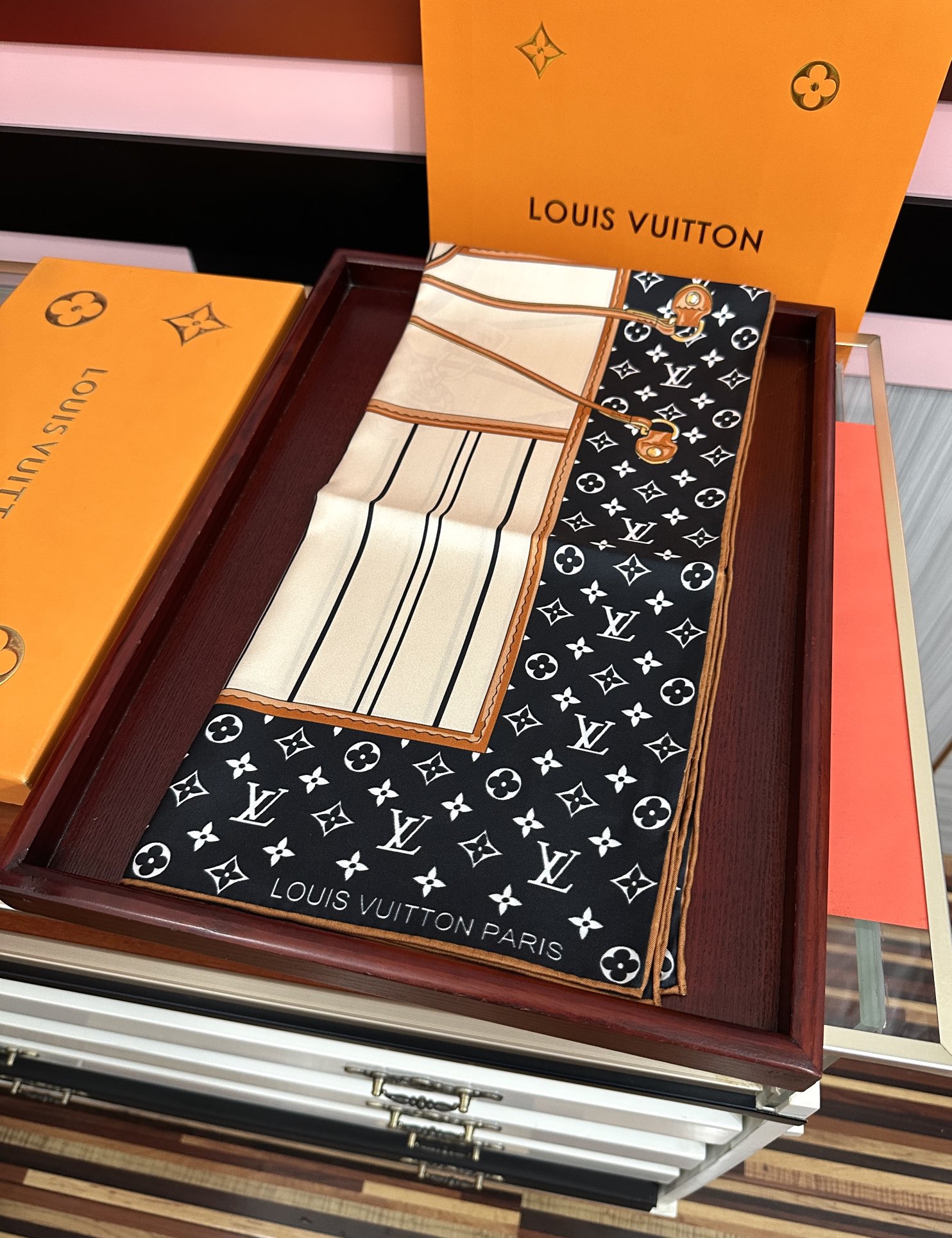 新款。LV gw同步【18mm双面同色顶级真丝】[庆祝]“L家”90典藏方巾通过别致的经典色彩向原创设计