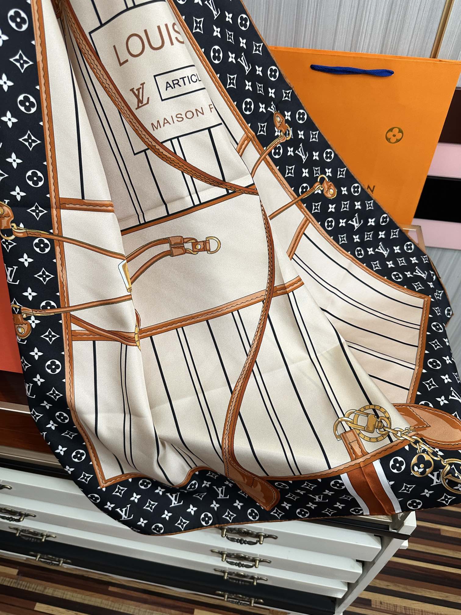 新款。LV gw同步【18mm双面同色顶级真丝】[庆祝]“L家”90典藏方巾通过别致的经典色彩向原创设计