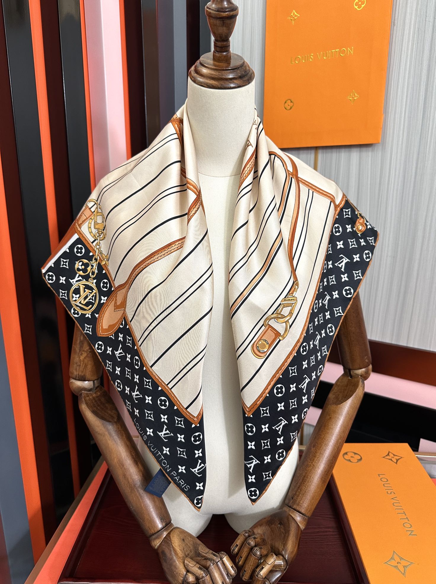 新款。LV gw同步【18mm双面同色顶级真丝】[庆祝]“L家”90典藏方巾通过别致的经典色彩向原创设计