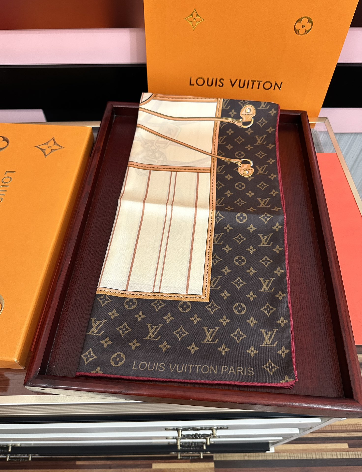 新款。LV gw同步【18mm双面同色顶级真丝】[庆祝]“L家”90典藏方巾通过别致的经典色彩向原创设计