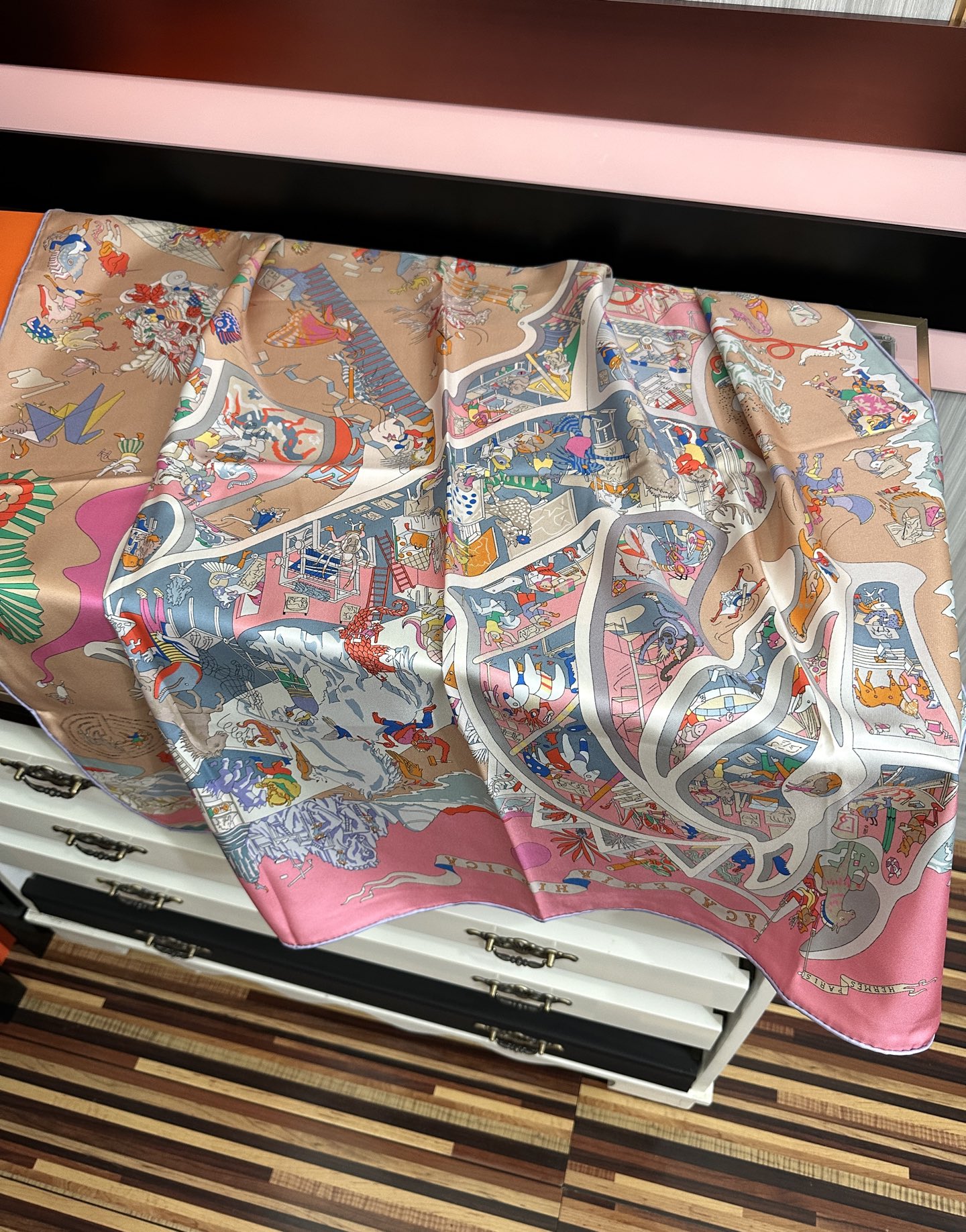 。2011新款爱马仕 官网同步[庆祝]“骏马奔腾”90经典藏方巾  双面同色  通过别致的经典色彩向原创