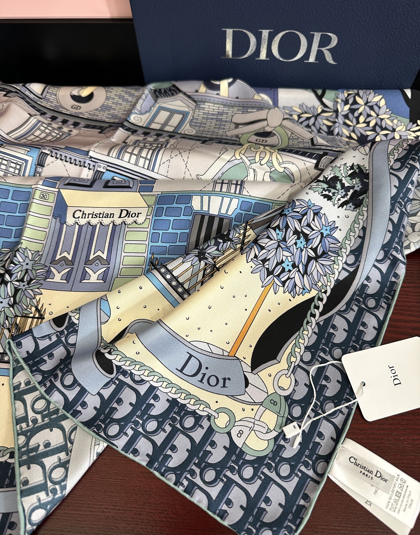 。上新 高版本Dior2026最新款 这款方巾饰以 Christian 印花[嘴唇]点缀以充满诗情画意的