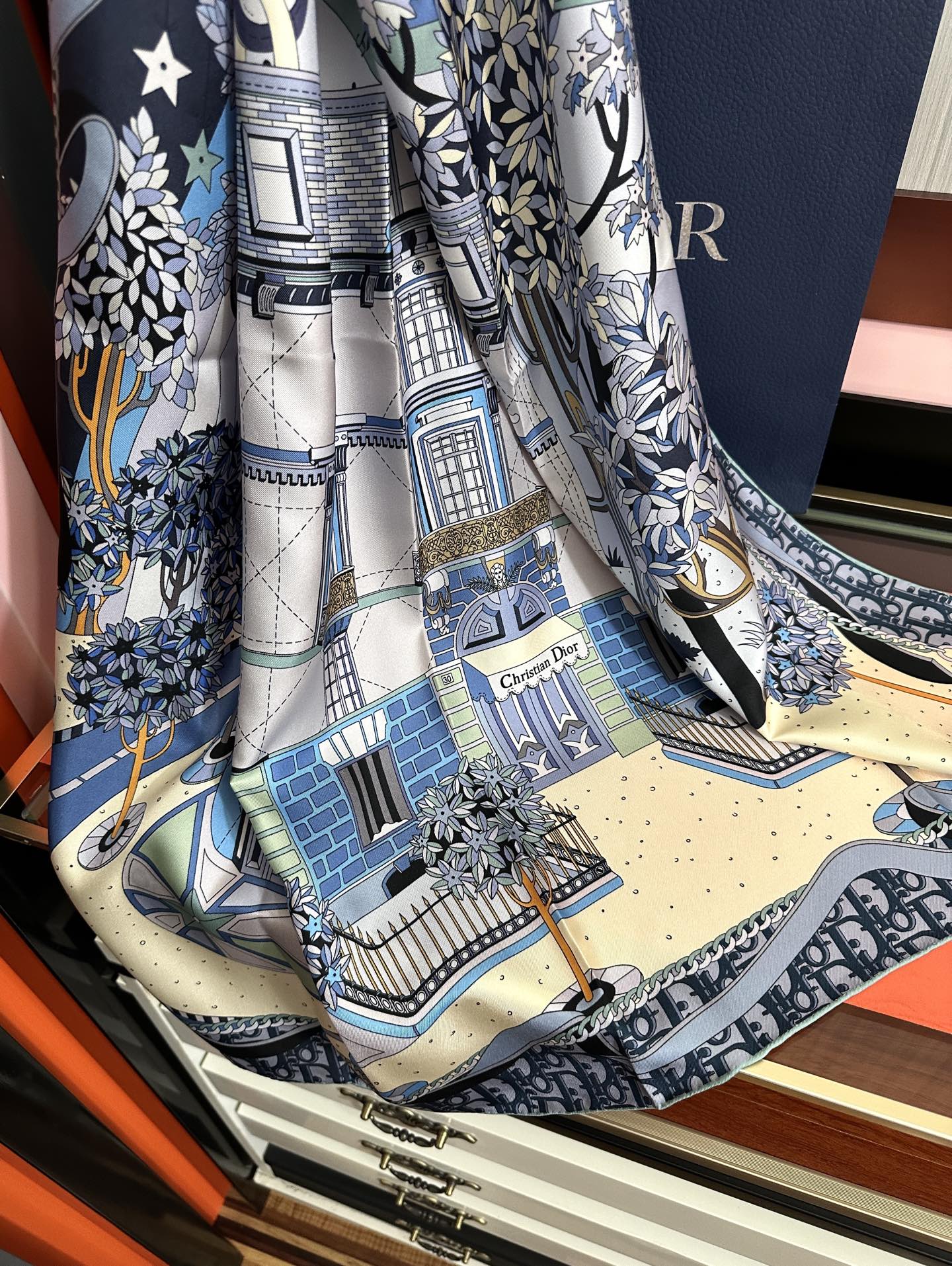 。上新 高版本Dior2026最新款 这款方巾饰以 Christian 印花[嘴唇]点缀以充满诗情画意的
