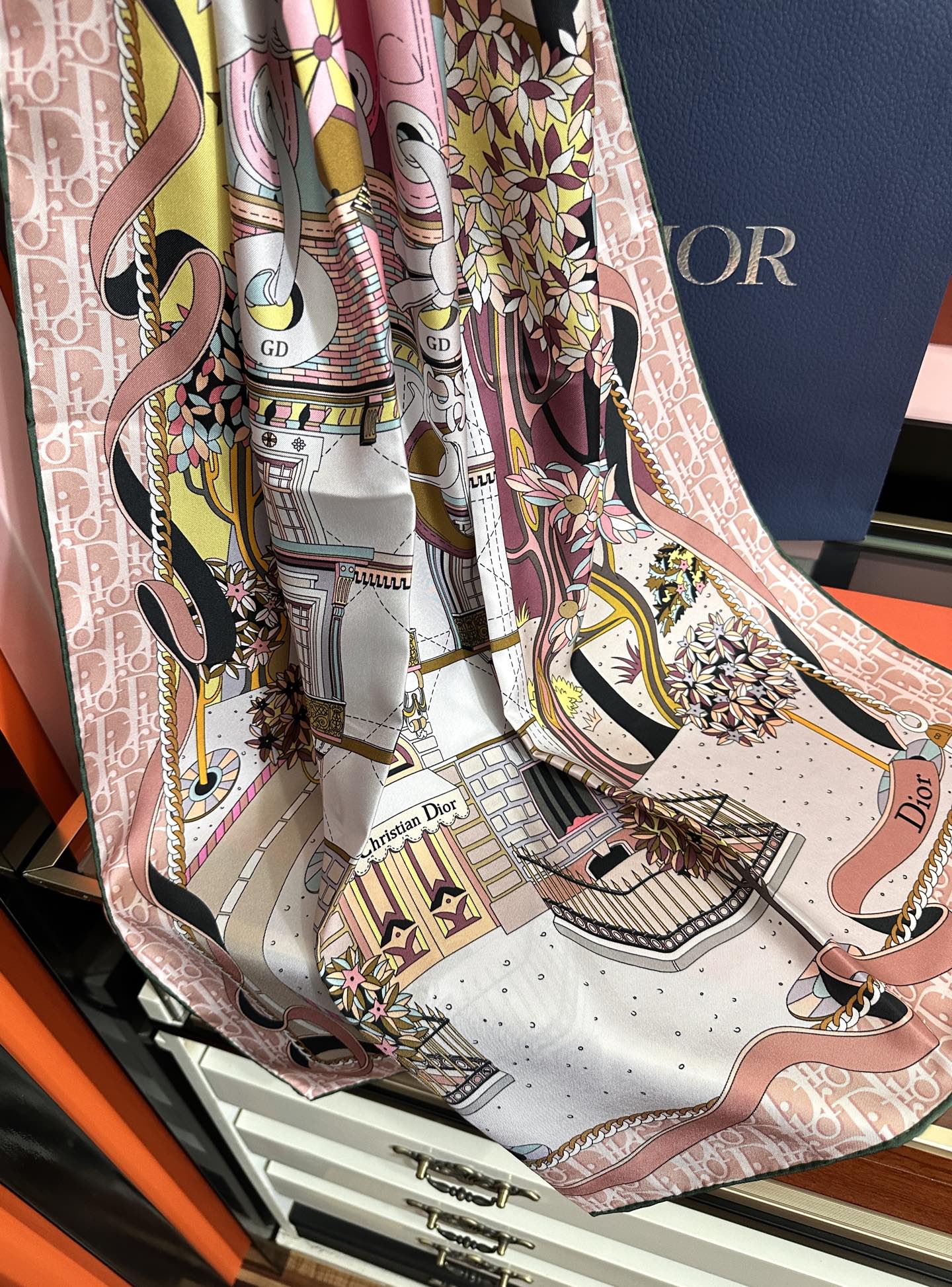 。上新 高版本Dior2026最新款 这款方巾饰以 Christian 印花[嘴唇]点缀以充满诗情画意的