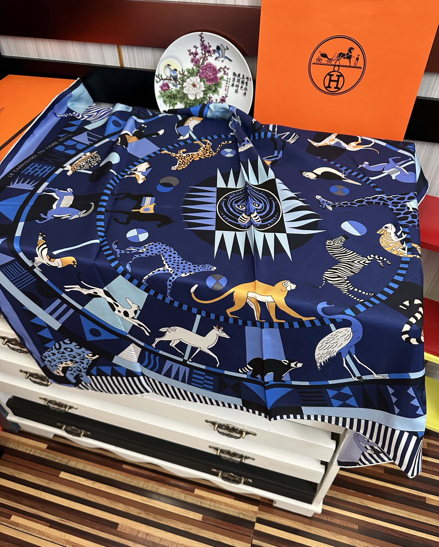 。 2011高品质Hermes 王者之虎👍的旋转木马90CM 丝巾[玫瑰]在复古风格的马戏帐篷下[嘴唇]