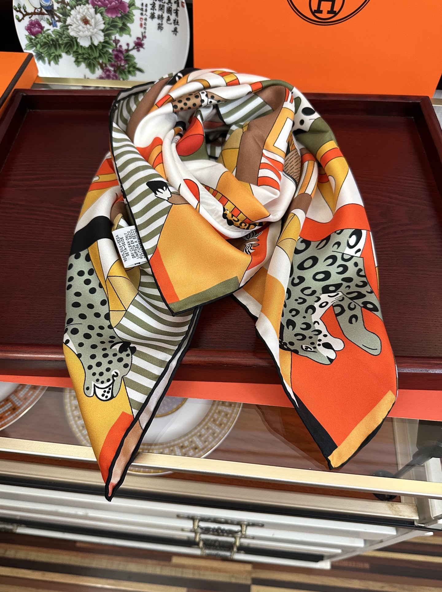 。 2011高品质Hermes 王者之虎👍的旋转木马90CM 丝巾[玫瑰]在复古风格的马戏帐篷下[嘴唇]