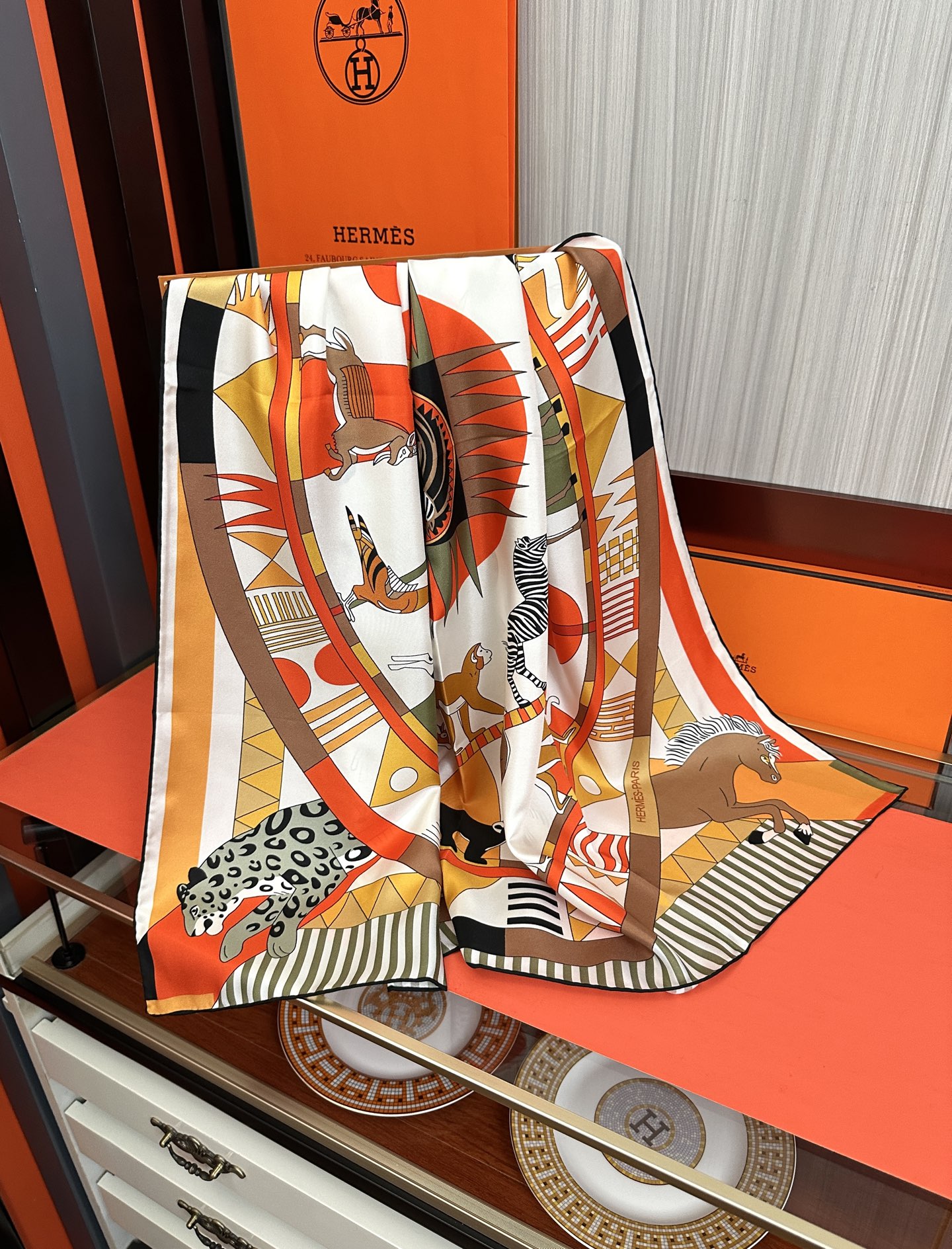 。 2011高品质Hermes 王者之虎👍的旋转木马90CM 丝巾[玫瑰]在复古风格的马戏帐篷下[嘴唇]