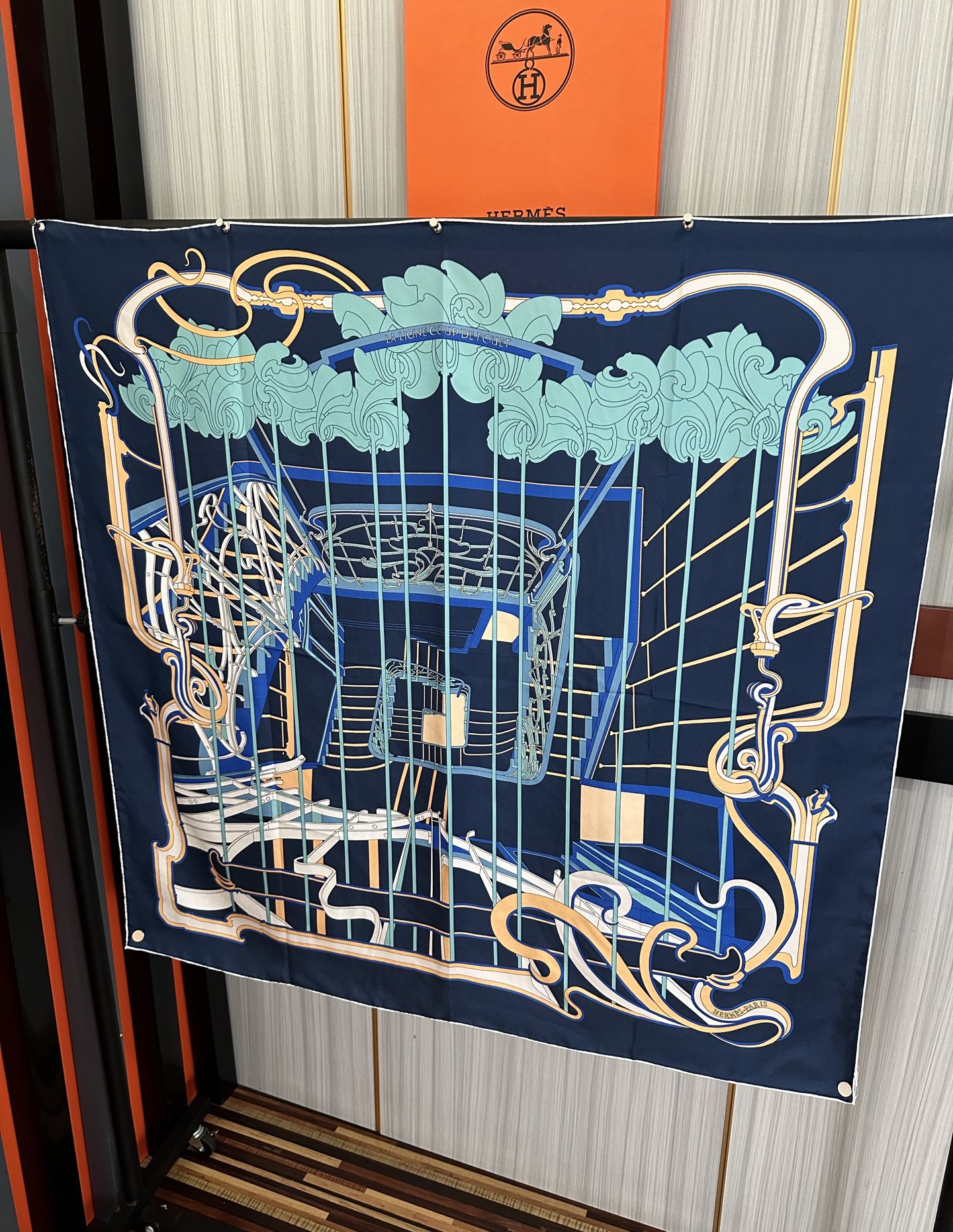 。新款爱马仕 2026【马鞭起舞线条版】90方巾 创作渊源在比利时的圣吉尔区[嘴唇]建筑师维克多•霍塔 