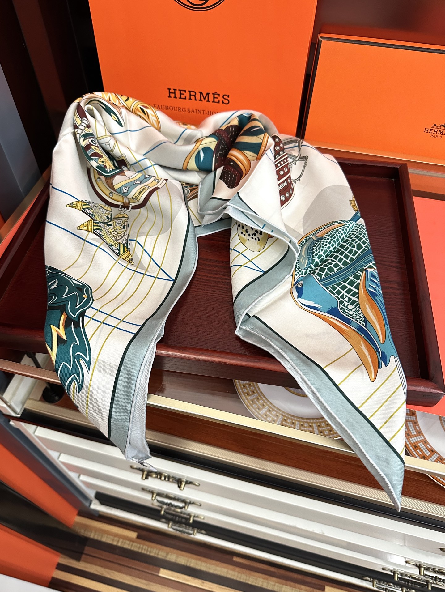 。2011HERMES 【鞍上世界】[太阳]精致卷边[嘴唇]太美了品质感很显好[得意]好搭到上瘾的丝巾[