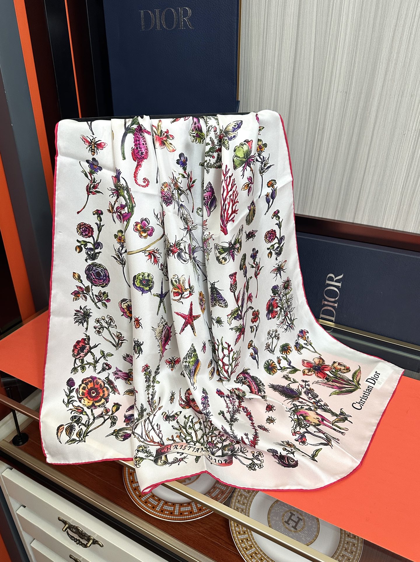。上新Dior 最新款官网同步Camo PaPillon 图案印花[庆祝]以优雅而诗意的设计全新演绎蝴蝶