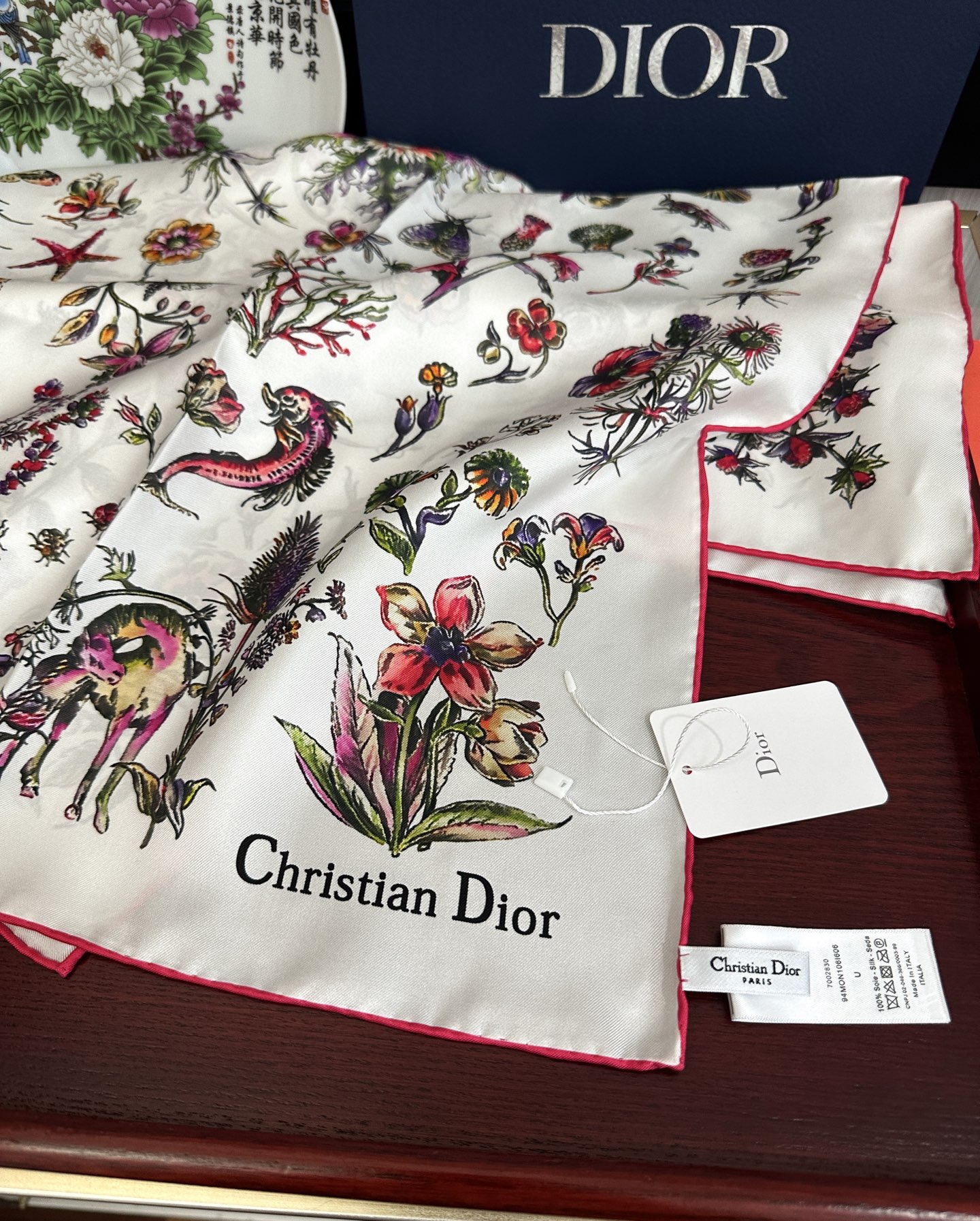 。上新Dior 最新款官网同步Camo PaPillon 图案印花[庆祝]以优雅而诗意的设计全新演绎蝴蝶