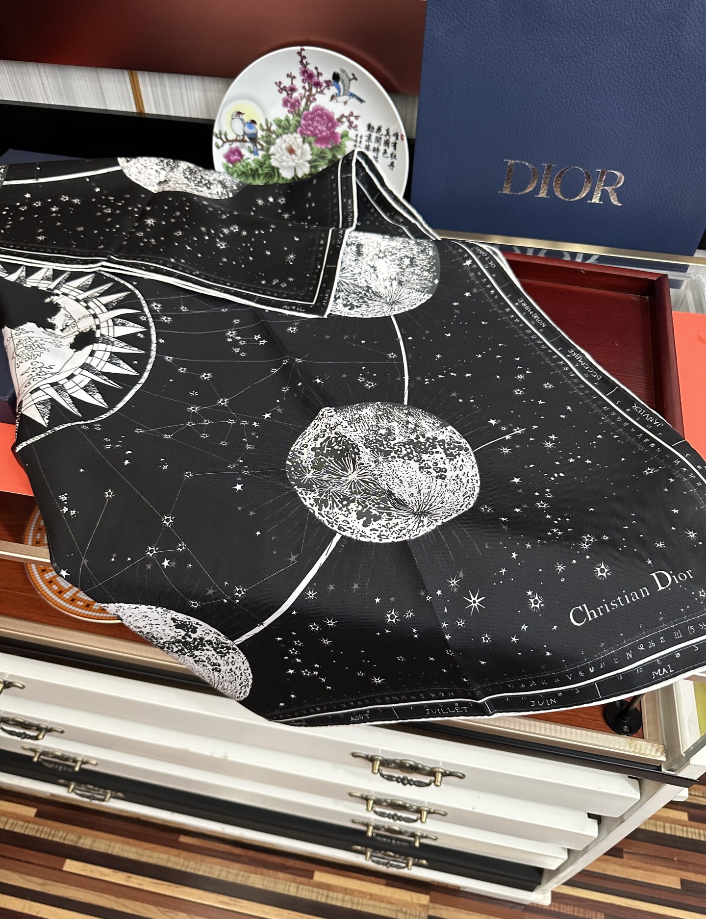 新款Dior 【星座系列】2026新款💦丝印花方巾是发布秀的款式[庆祝]Zodiac 印花[玫瑰]展示对