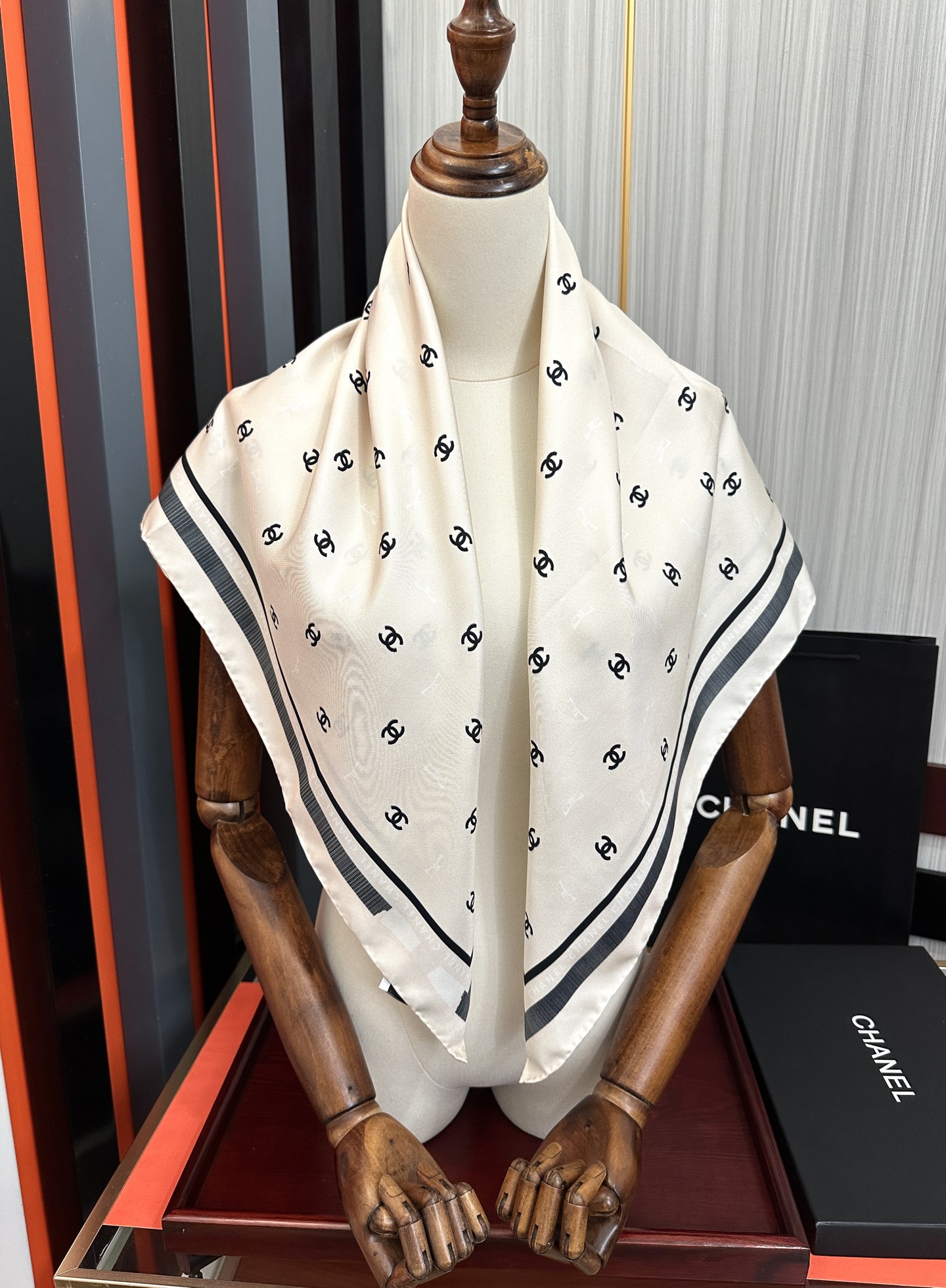 新款[發]CHANEL 官网同步【双面同色蝴蝶结🎀】18姆米 2026新品方巾必须征服它今年丝巾的戴法[