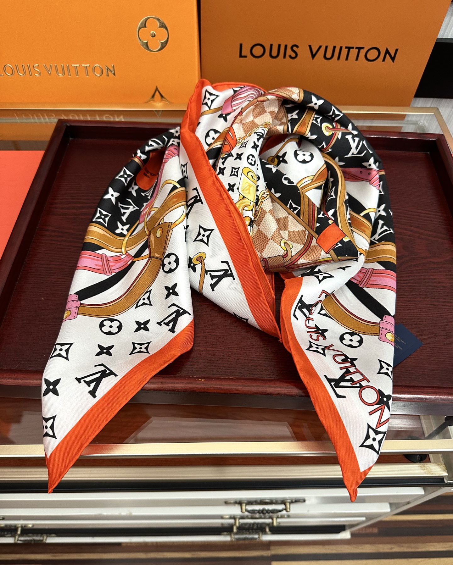 。 2011高版本LV 官网同步👍太美了[庆祝]Flower And StraPs 真丝方巾以瞩目笔触彰