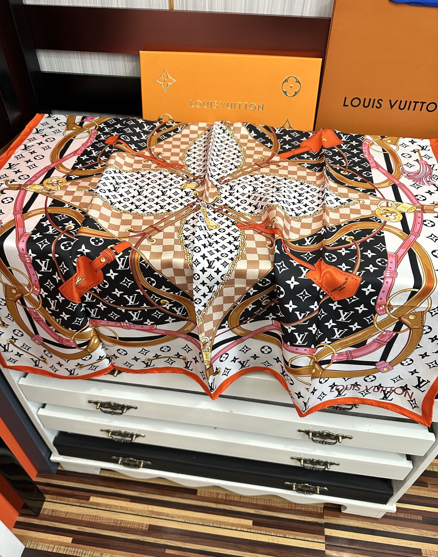 。 2011高版本LV 官网同步👍太美了[庆祝]Flower And StraPs 真丝方巾以瞩目笔触彰