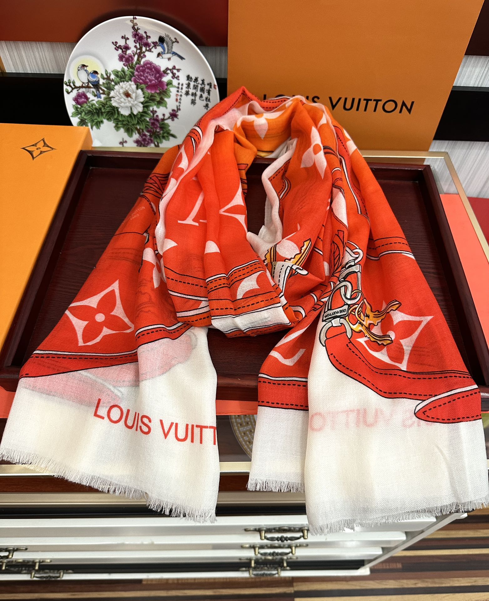 上新L V 2026 最新款‼️顶级设计太美了，真心赞👍【戒指绒长巾】😘💍实物真心美 🎀披肩配以印花💓💃
