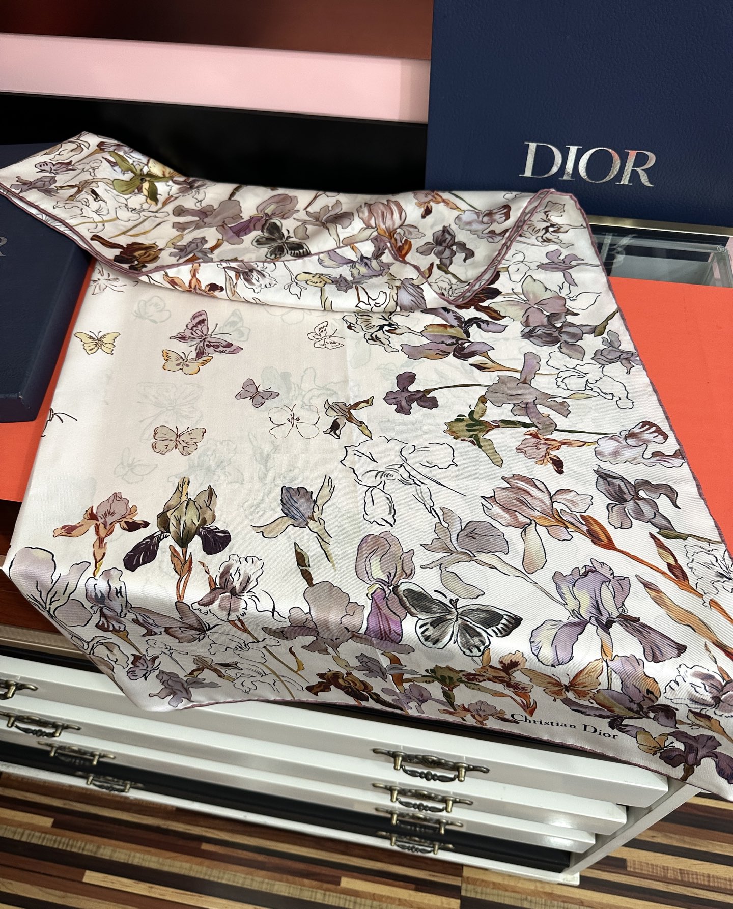 。新款 2026高版本Dior最新款【花卉系列】 这款方巾饰以 Christian 印花[嘴唇]点缀以充