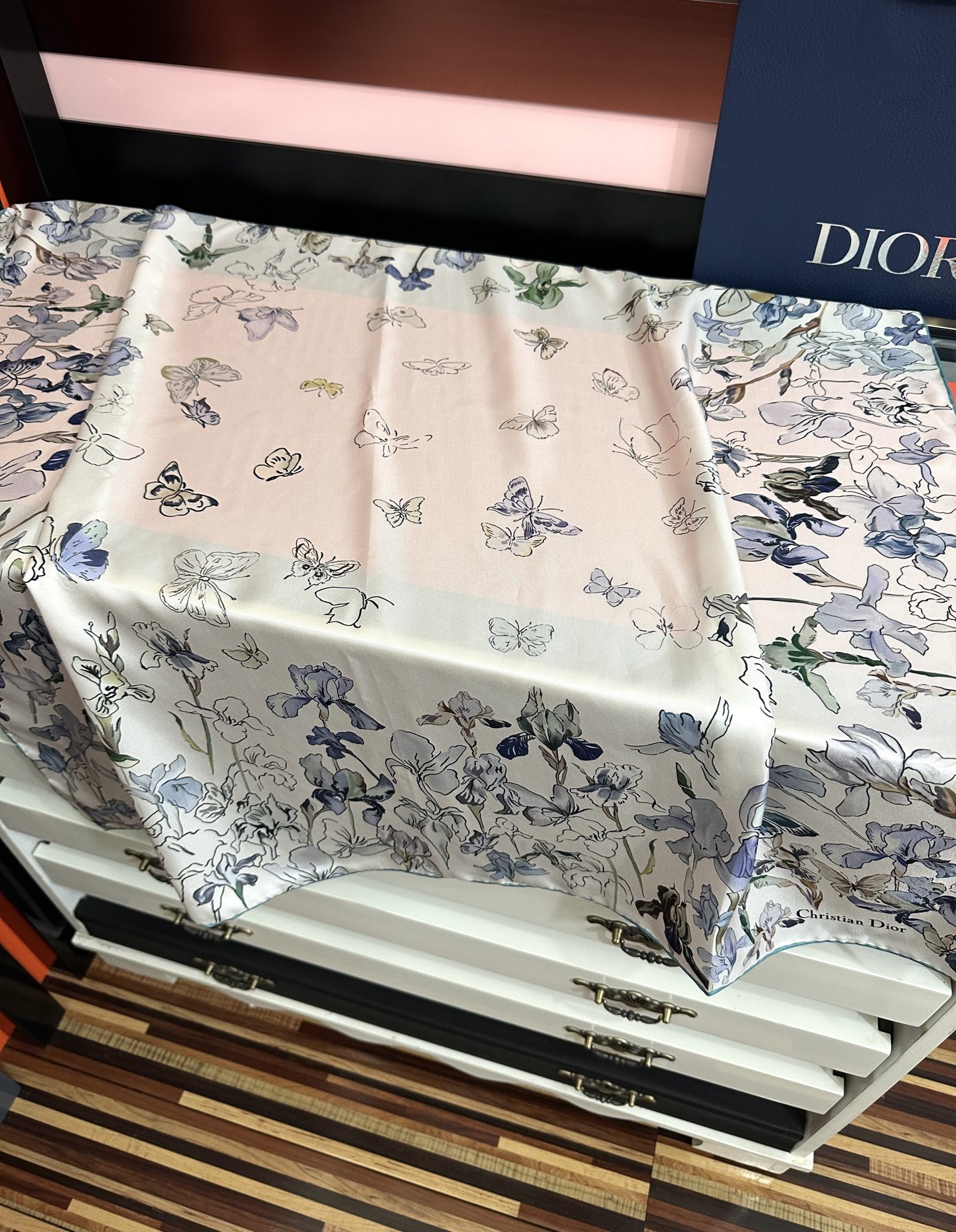 。新款 2026高版本Dior最新款【花卉系列】 这款方巾饰以 Christian 印花[嘴唇]点缀以充