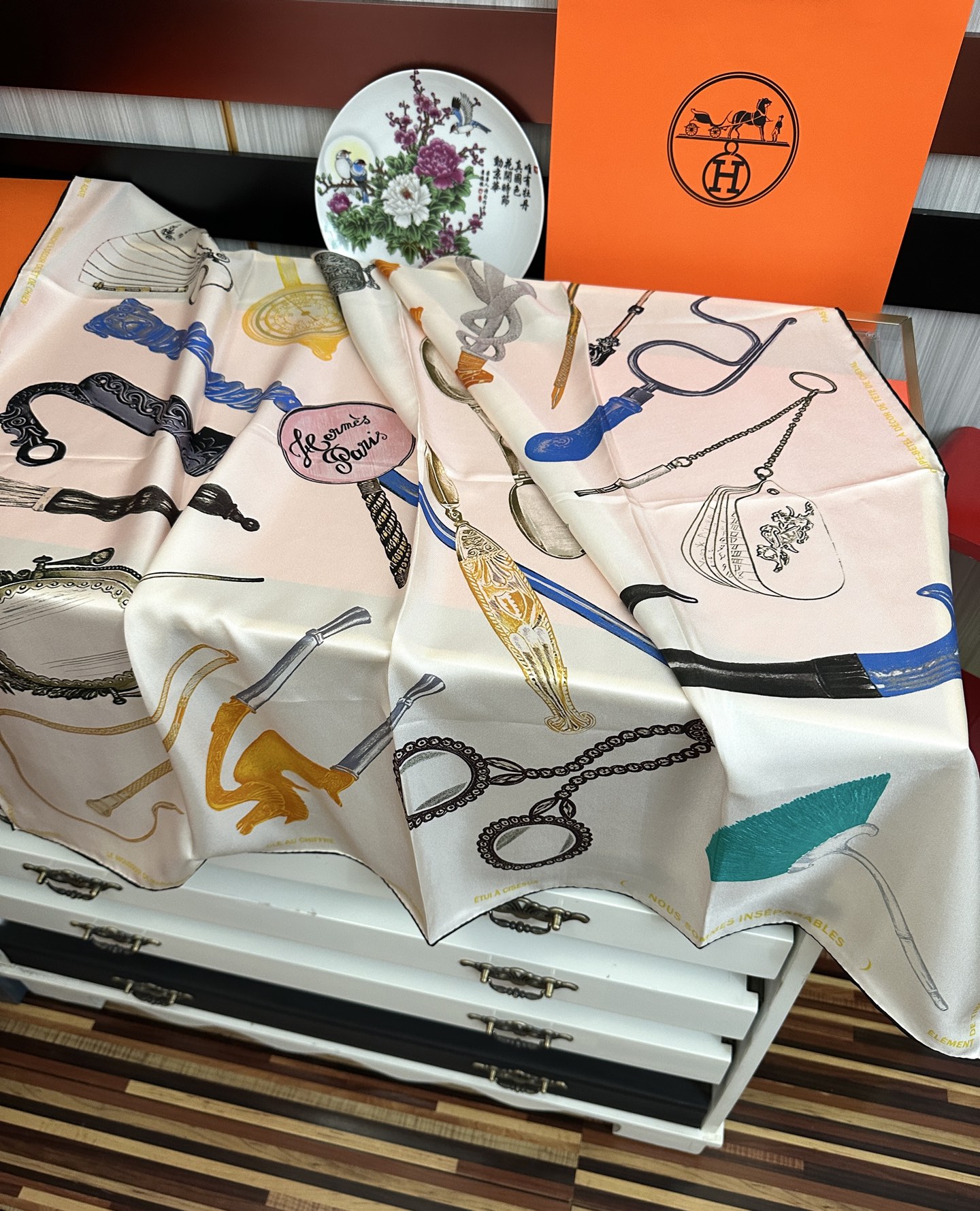 。2011 最新款 HERMES 重磅[庆祝]【形影相随】方巾[嘴唇]精简时髦，品质感很显好[得意]好搭