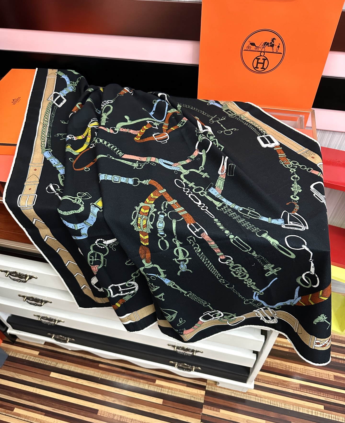 新款❤️ 爱马士2026【双面同色】ZG同步最新款 买了都说好看顶级工艺超值[嘴唇]专柜爆款🎁🎁羊绒方巾