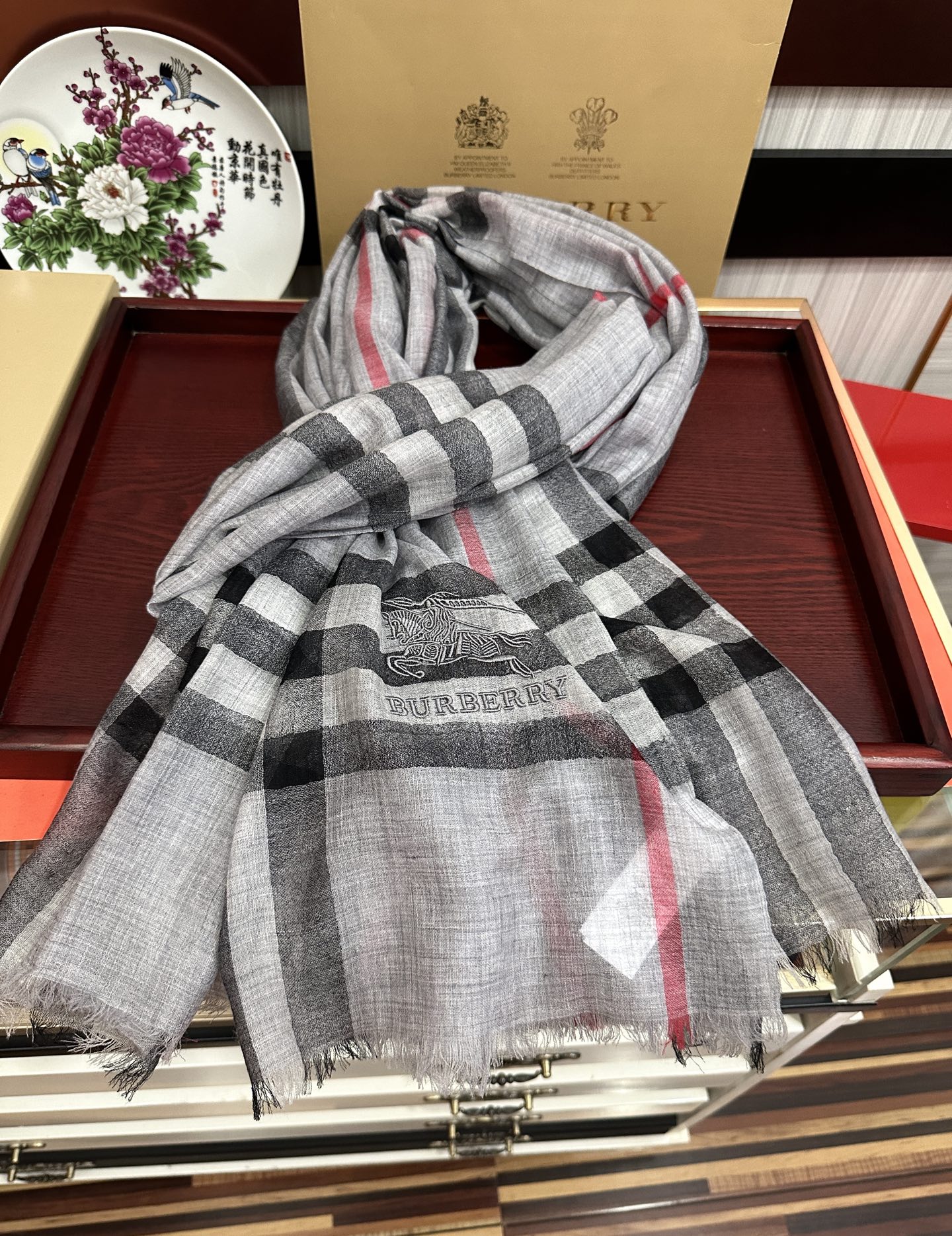 。2011 爆款巴宝莉 🧣万众瞩目战马绣标经典版到货🎆最优质的年轻设计师推出的最新概念👓搭配调色纱染再色
