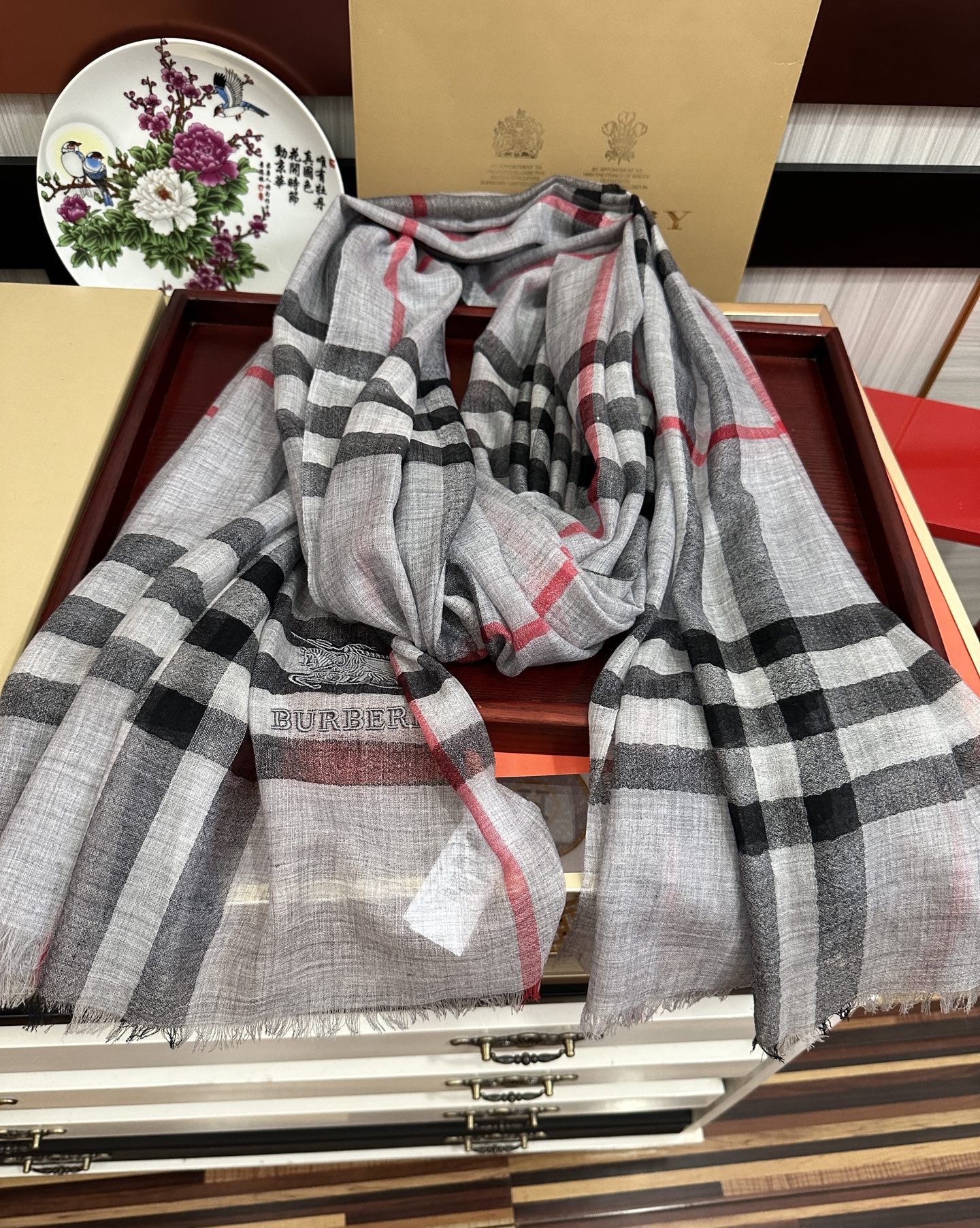 。2011 爆款巴宝莉 🧣万众瞩目战马绣标经典版到货🎆最优质的年轻设计师推出的最新概念👓搭配调色纱染再色