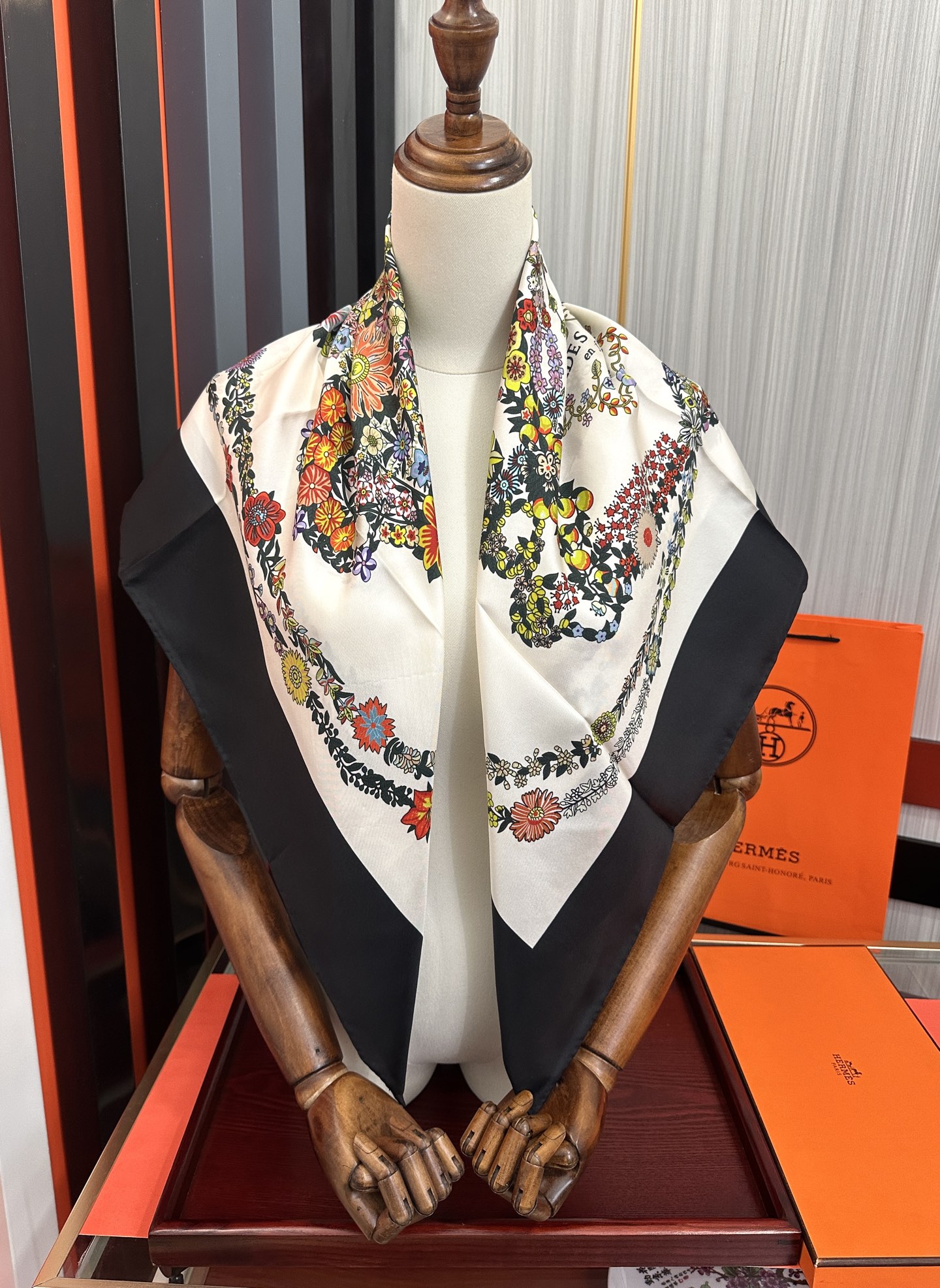 。高版本 爱马仕 2026经典单品展现强大而迷人的女性魅力精髓[色]此90方巾推陈出新[太阳]诠释无限的