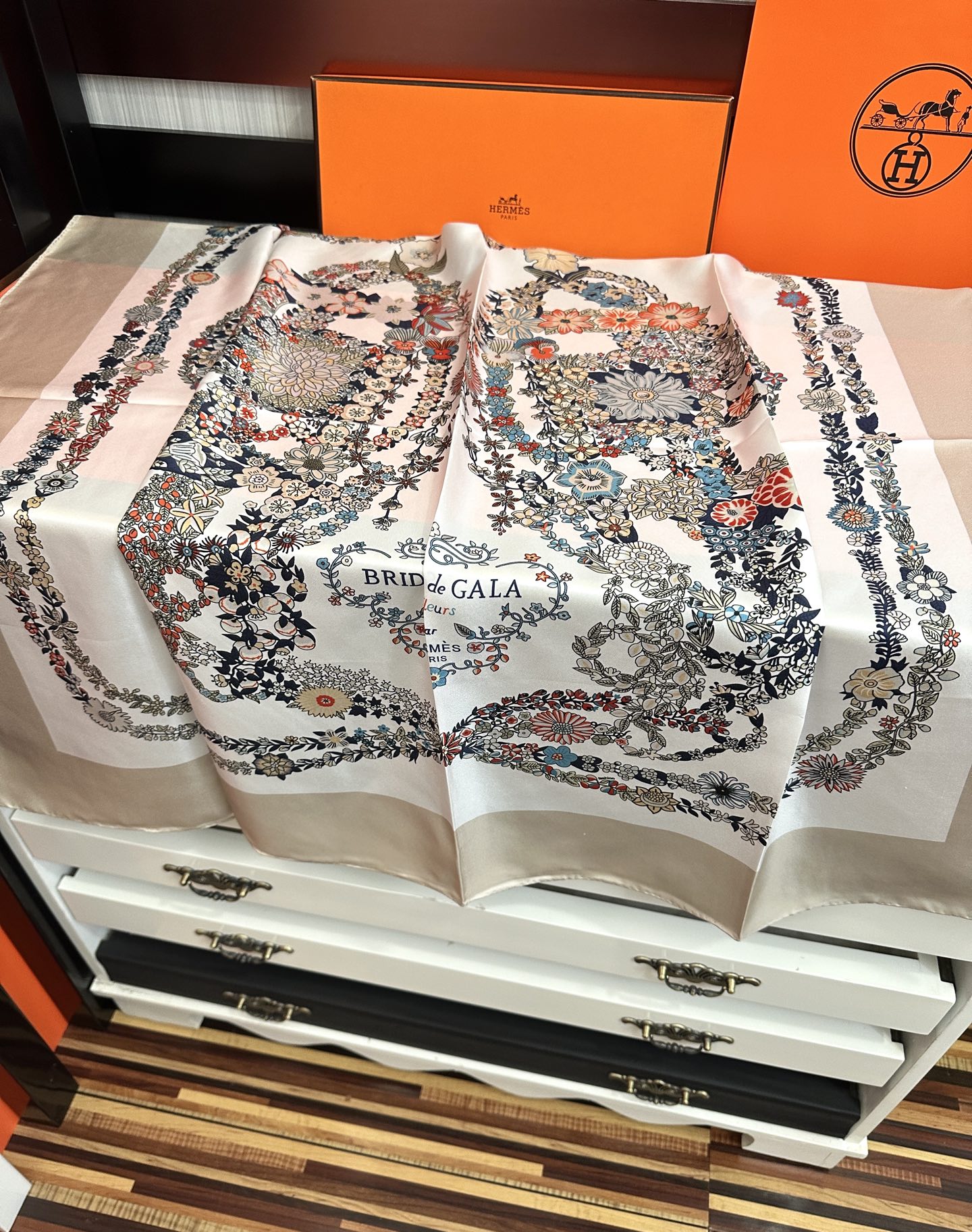 。高版本 爱马仕 2026经典单品展现强大而迷人的女性魅力精髓[色]此90方巾推陈出新[太阳]诠释无限的