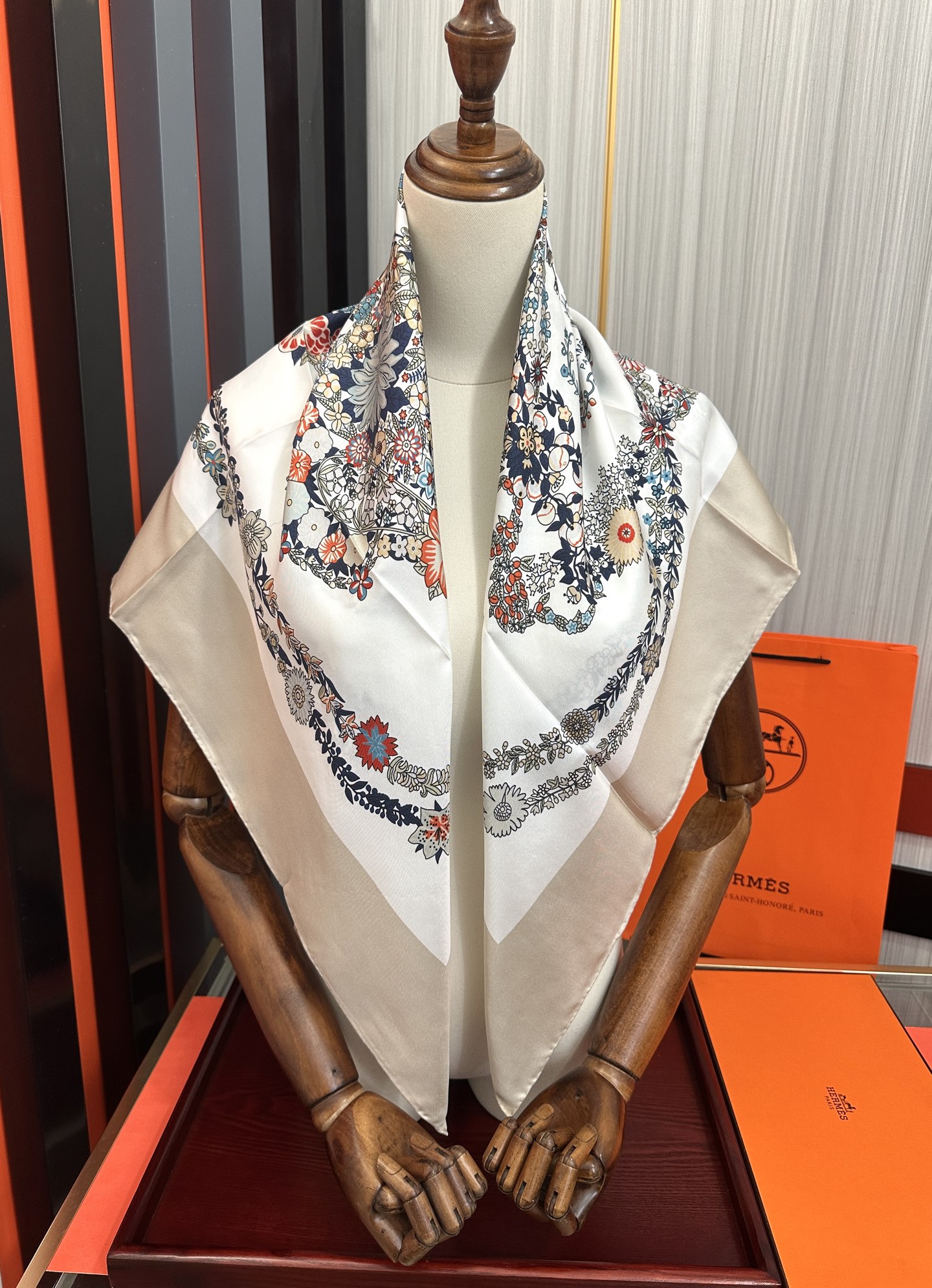 。高版本 爱马仕 2026经典单品展现强大而迷人的女性魅力精髓[色]此90方巾推陈出新[太阳]诠释无限的