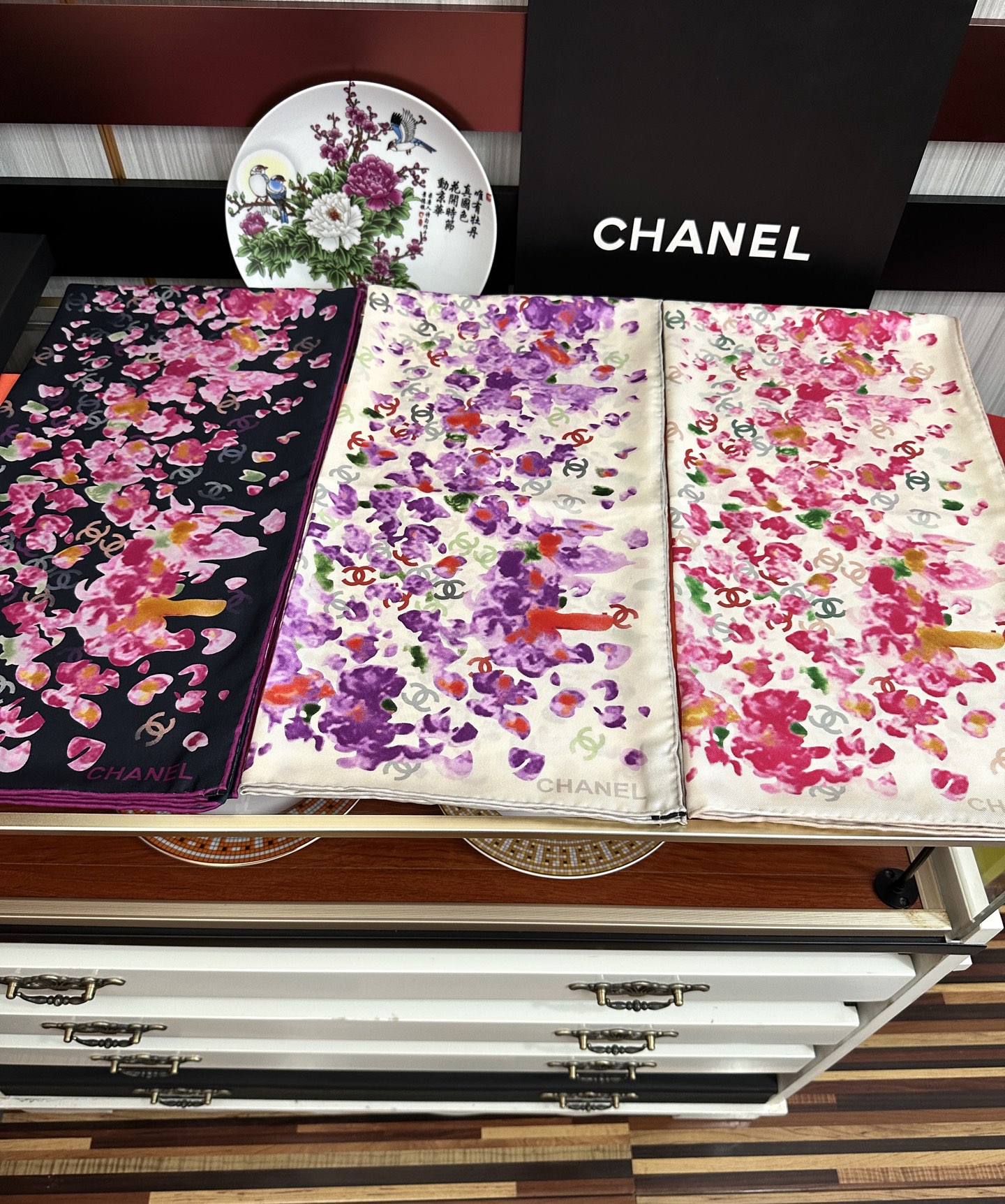 。香奈儿 2026【CC花卉】官网同步 薰衣草紫💜其繁花设计和晕染手法展现了典雅与浪漫的气质[得意]彩色