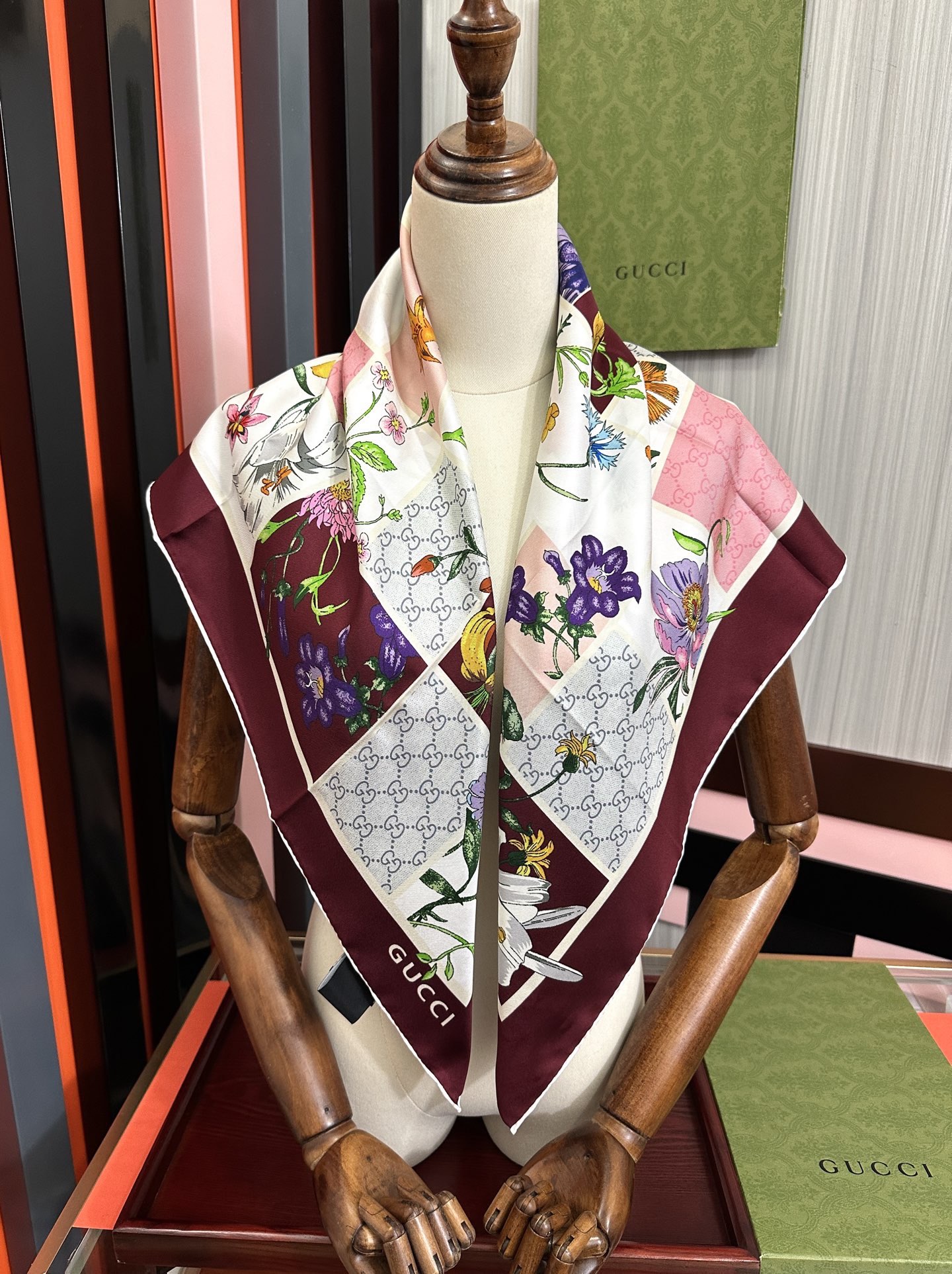 。新款Gucci 2026印花双面同色桑品牌桑蚕丝配饰系列秉承经典[强]以华贵材质、精湛工艺与清新色调焕
