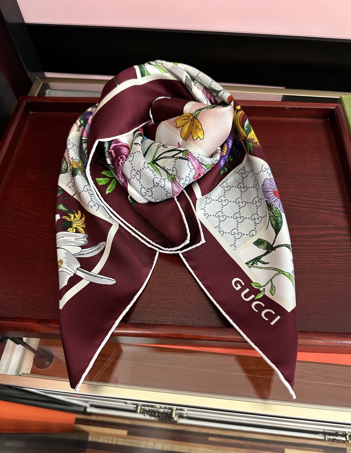 。新款Gucci 2026印花双面同色桑品牌桑蚕丝配饰系列秉承经典[强]以华贵材质、精湛工艺与清新色调焕