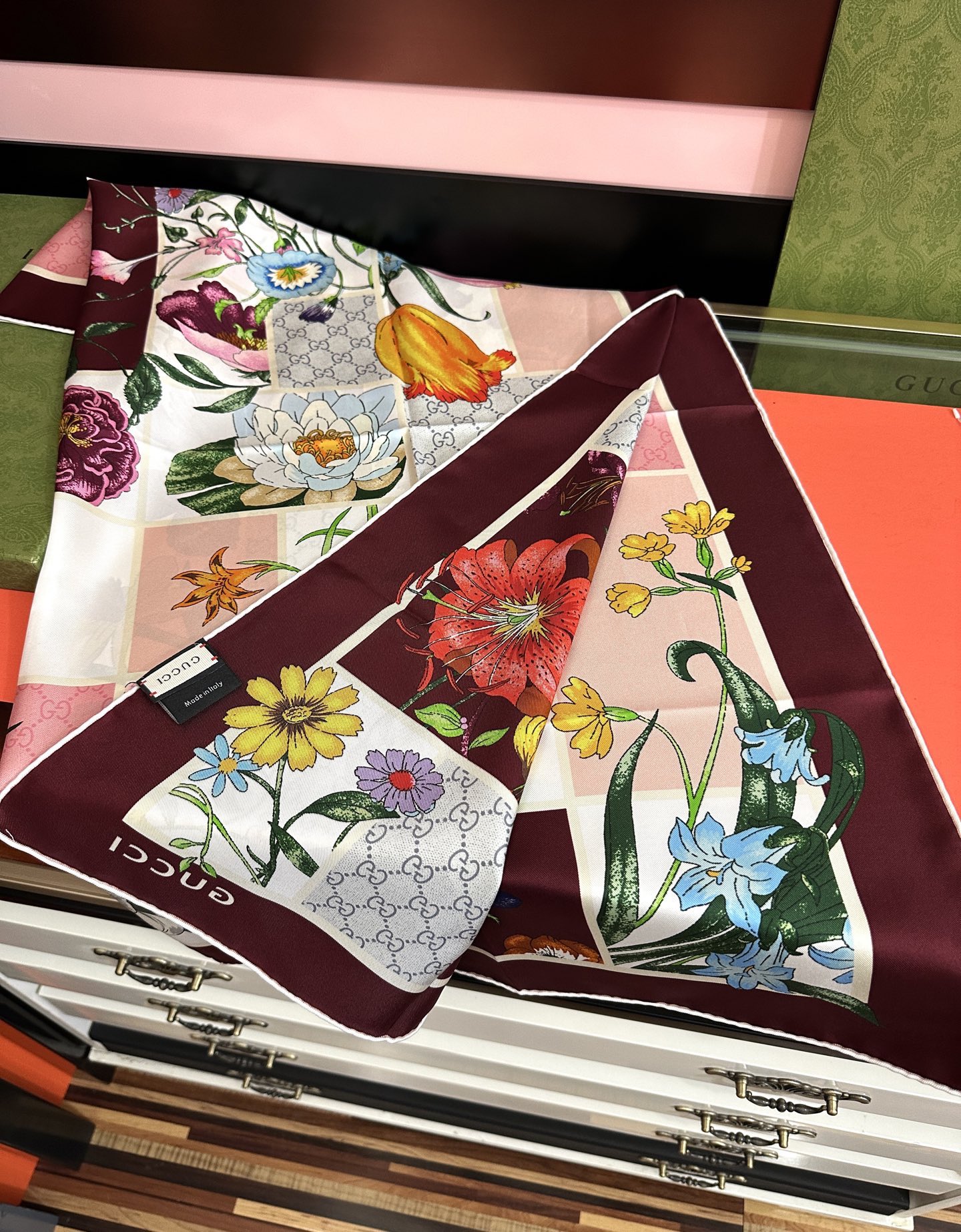 。新款Gucci 2026印花双面同色桑品牌桑蚕丝配饰系列秉承经典[强]以华贵材质、精湛工艺与清新色调焕