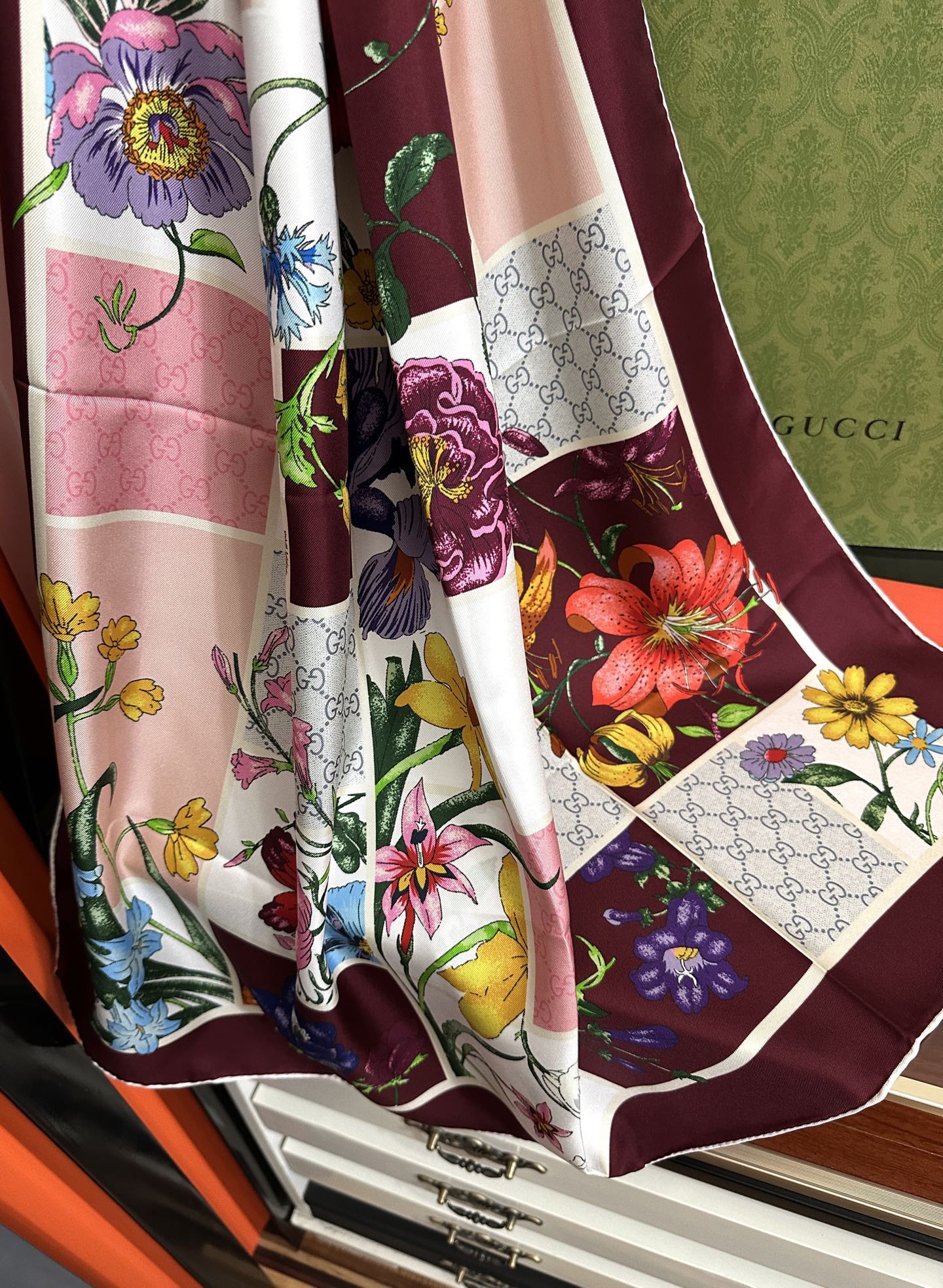 。新款Gucci 2026印花双面同色桑品牌桑蚕丝配饰系列秉承经典[强]以华贵材质、精湛工艺与清新色调焕