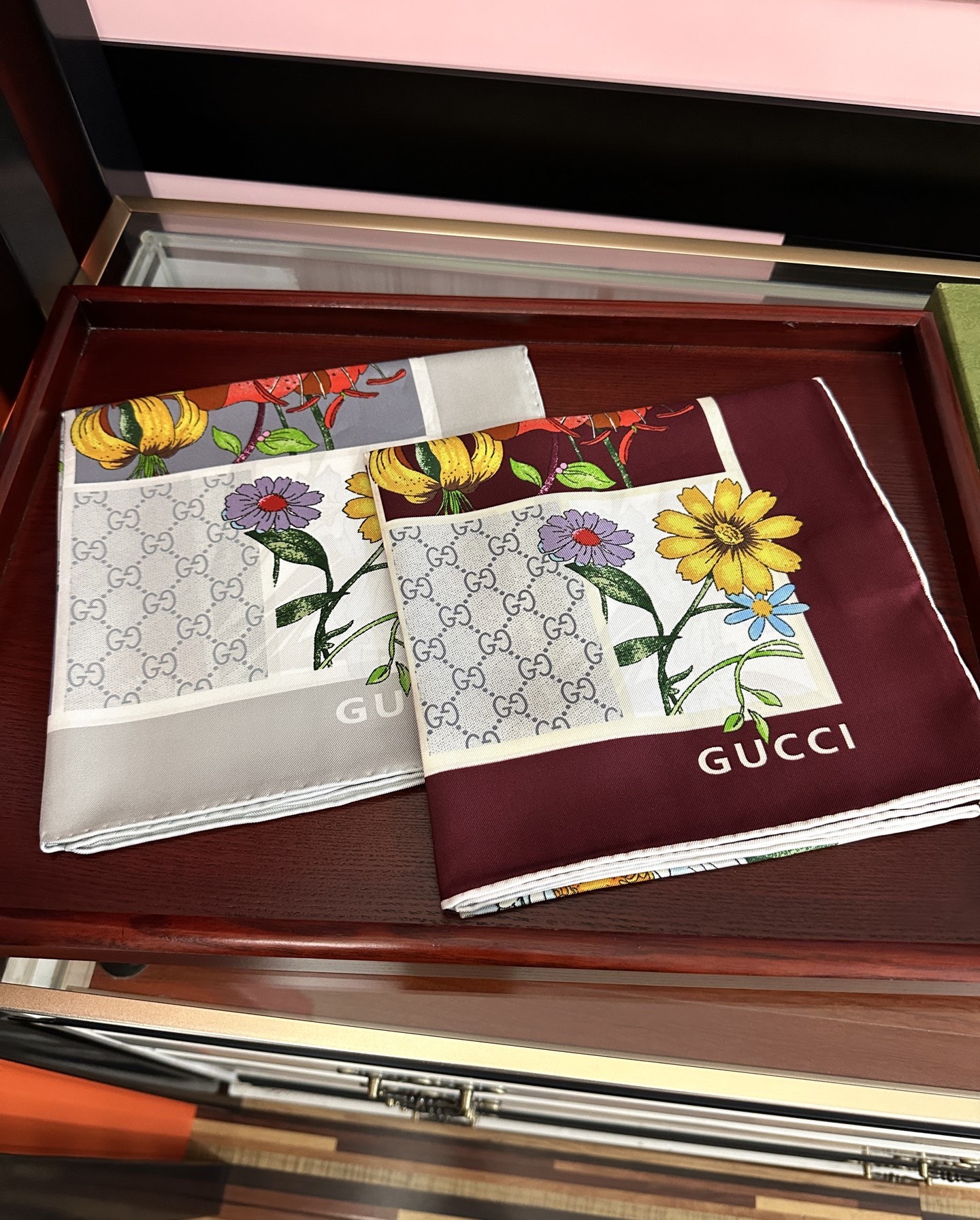 。新款Gucci 2026印花双面同色桑品牌桑蚕丝配饰系列秉承经典[强]以华贵材质、精湛工艺与清新色调焕