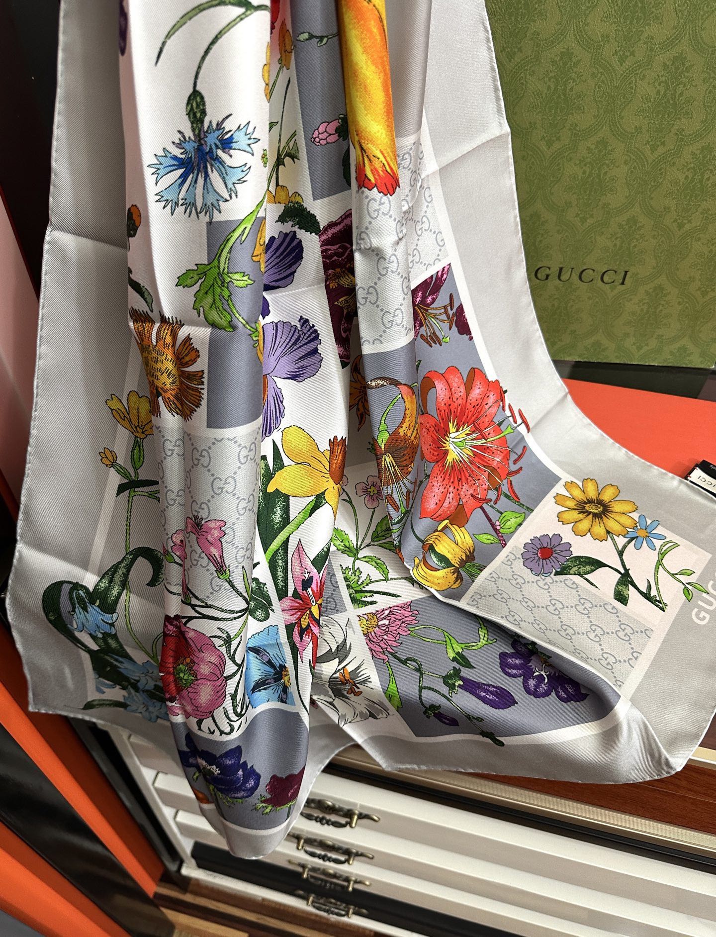 。新款Gucci 2026印花双面同色桑品牌桑蚕丝配饰系列秉承经典[强]以华贵材质、精湛工艺与清新色调焕